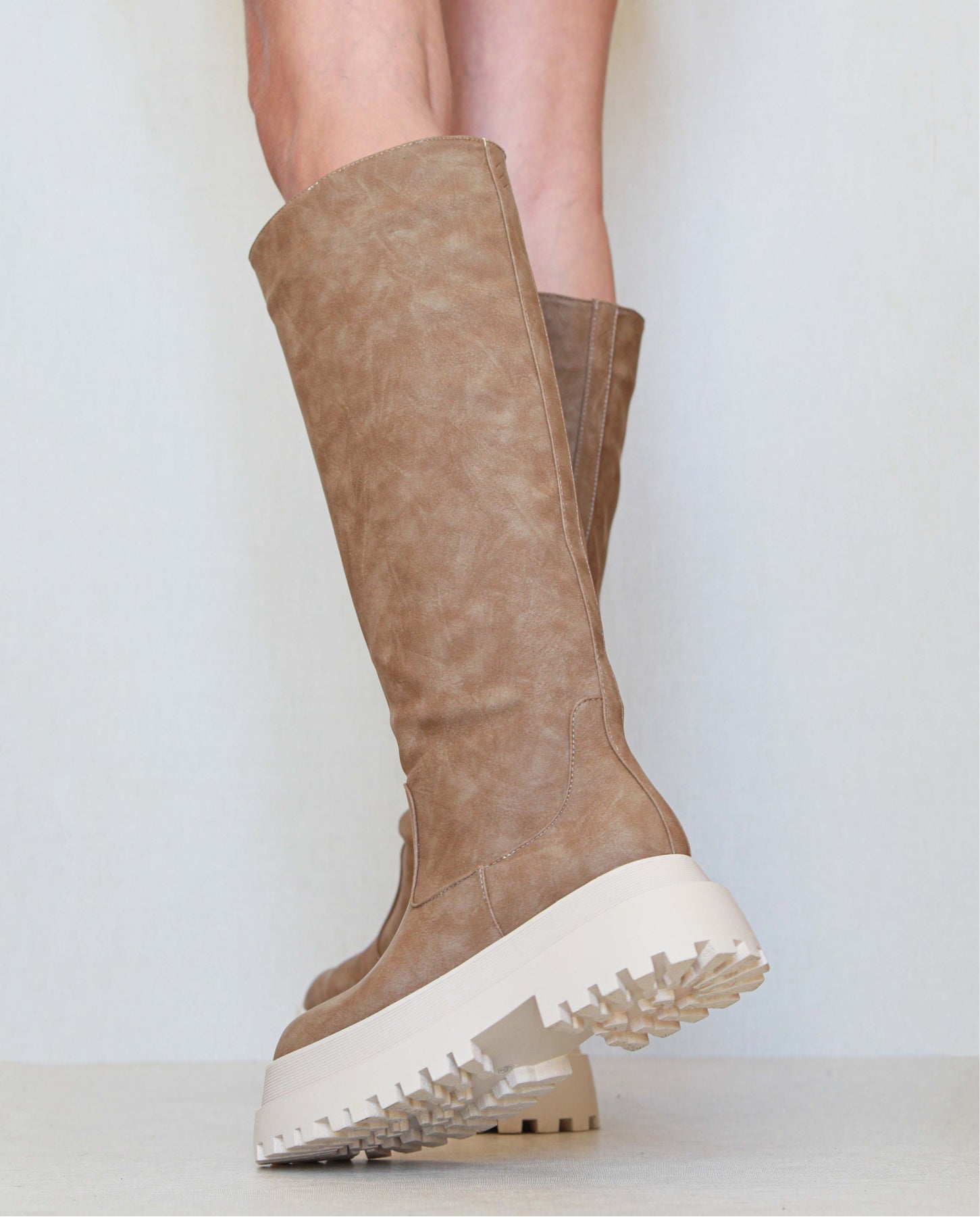 Botas Botines Color Topo Botas Arrugadas Ante Topo Tacón » Zapybotas