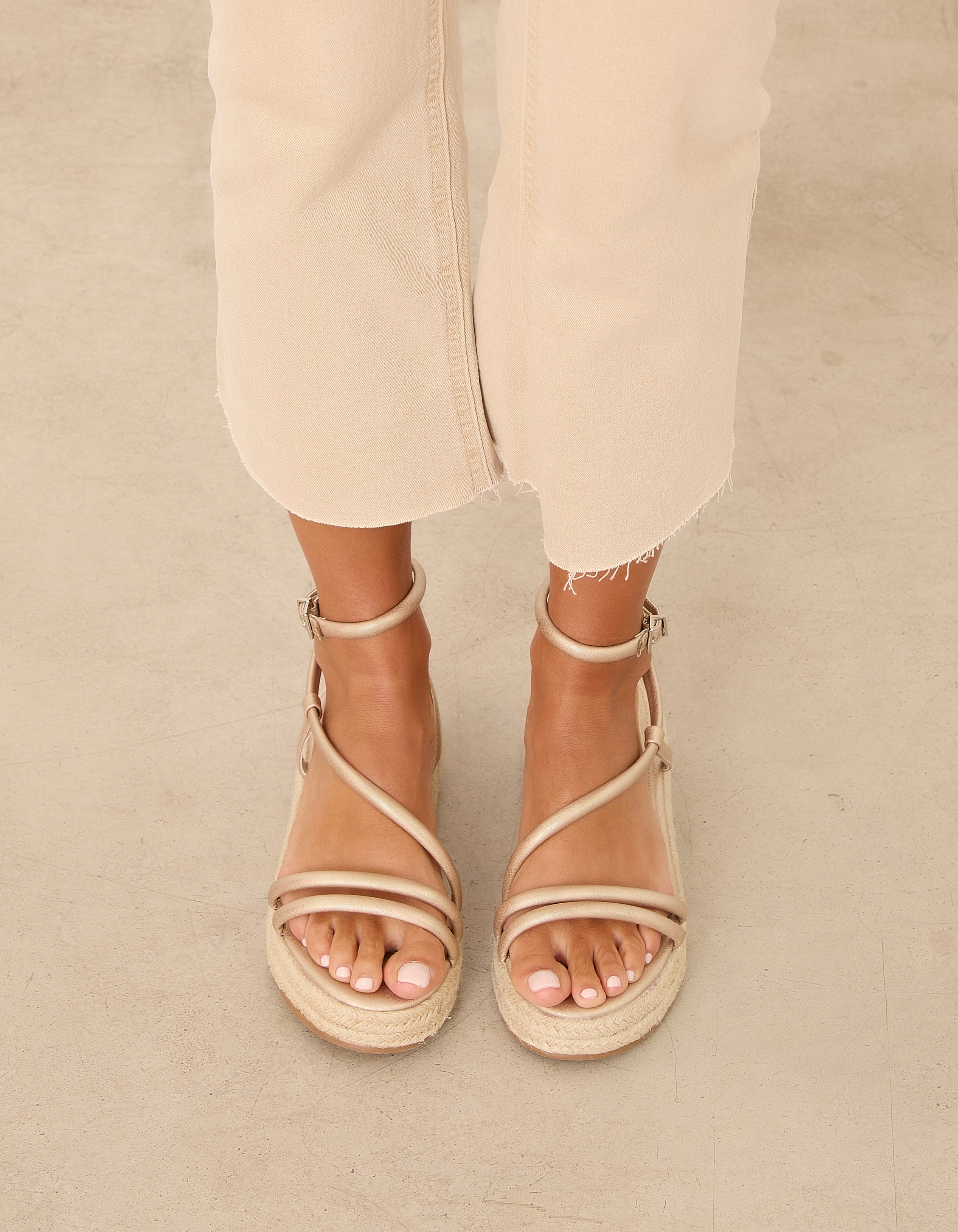 MIM Plataforma baja CHIKO DORADO