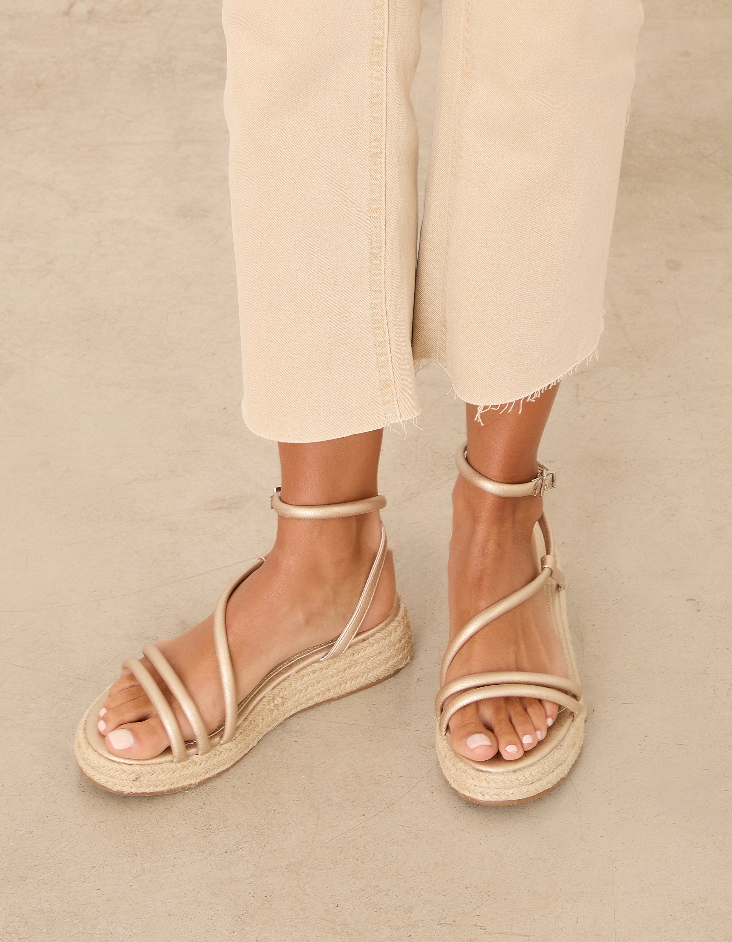 MIM Plataforma baja CHIKO DORADO