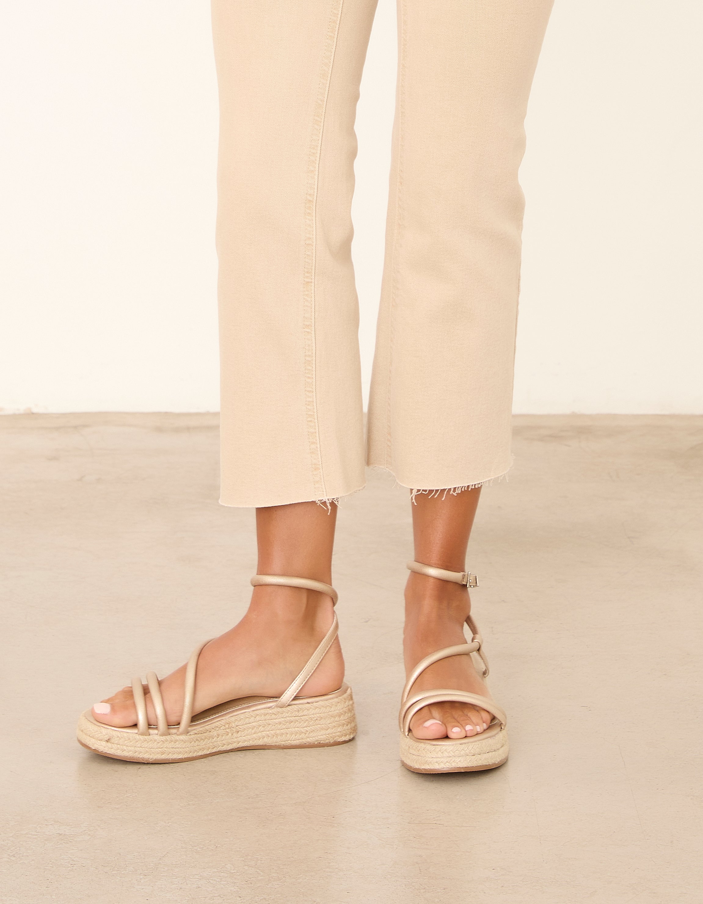 MIM Plataforma baja CHIKO DORADO