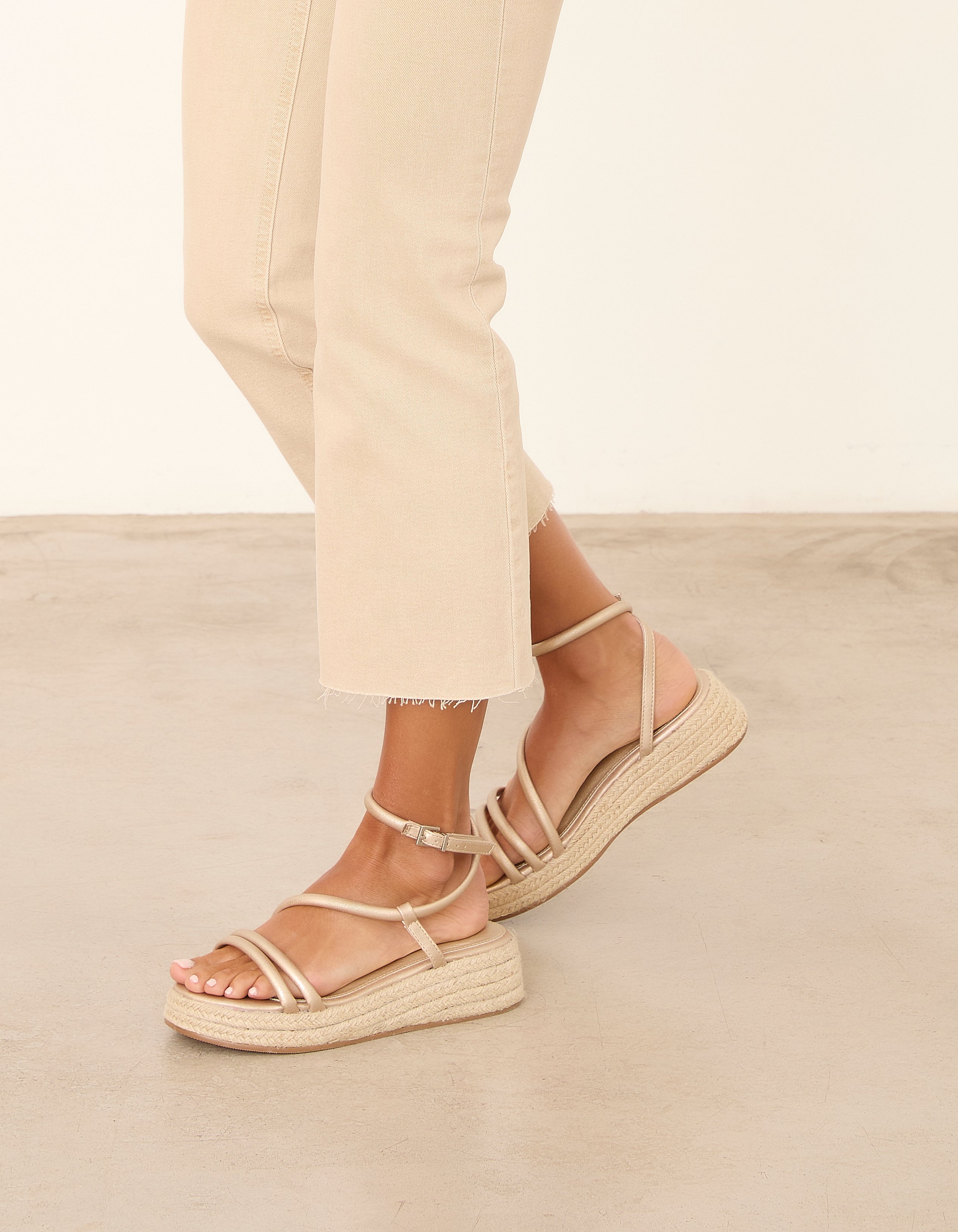 MIM Plataforma baja CHIKO DORADO