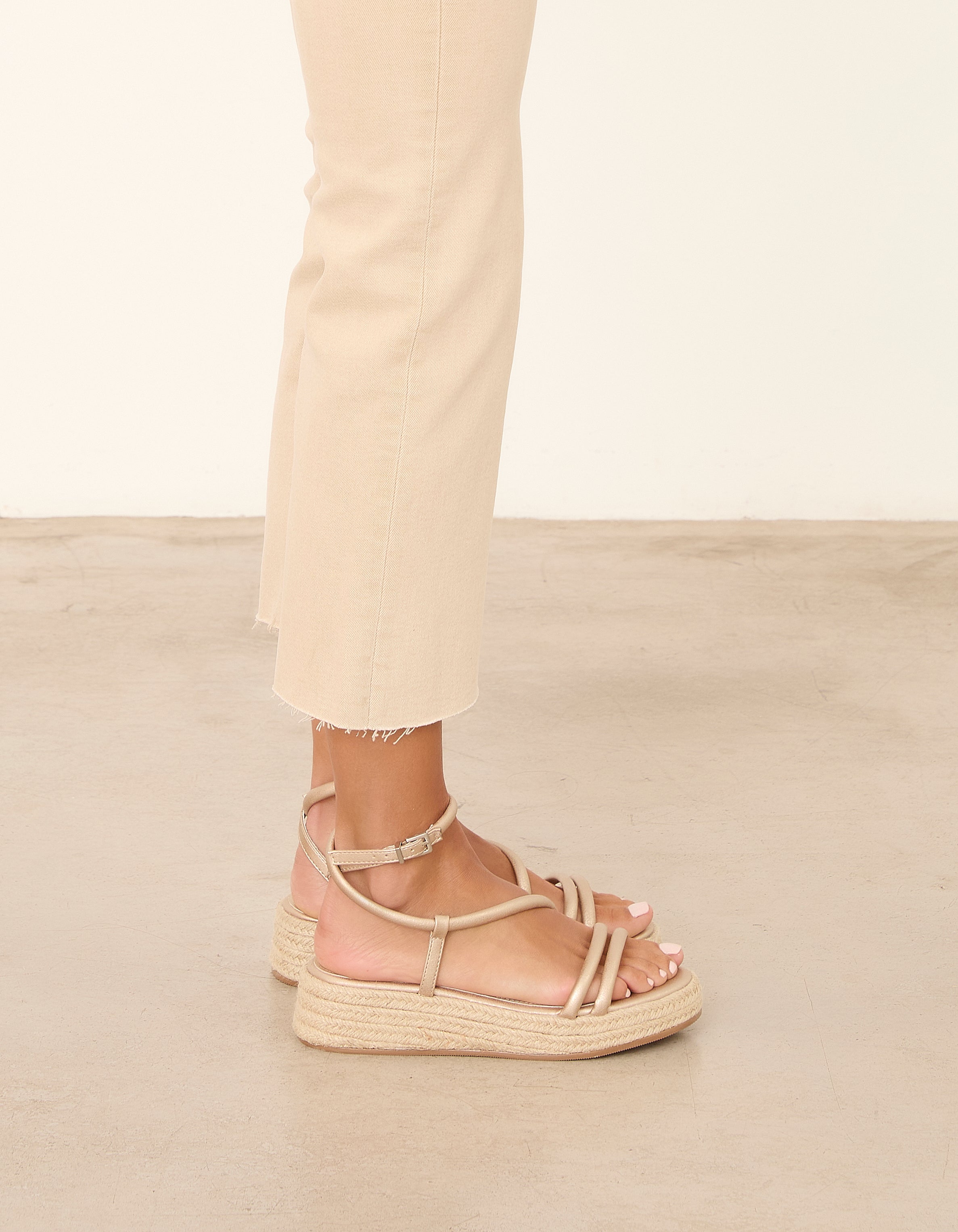 MIM Plataforma baja CHIKO DORADO