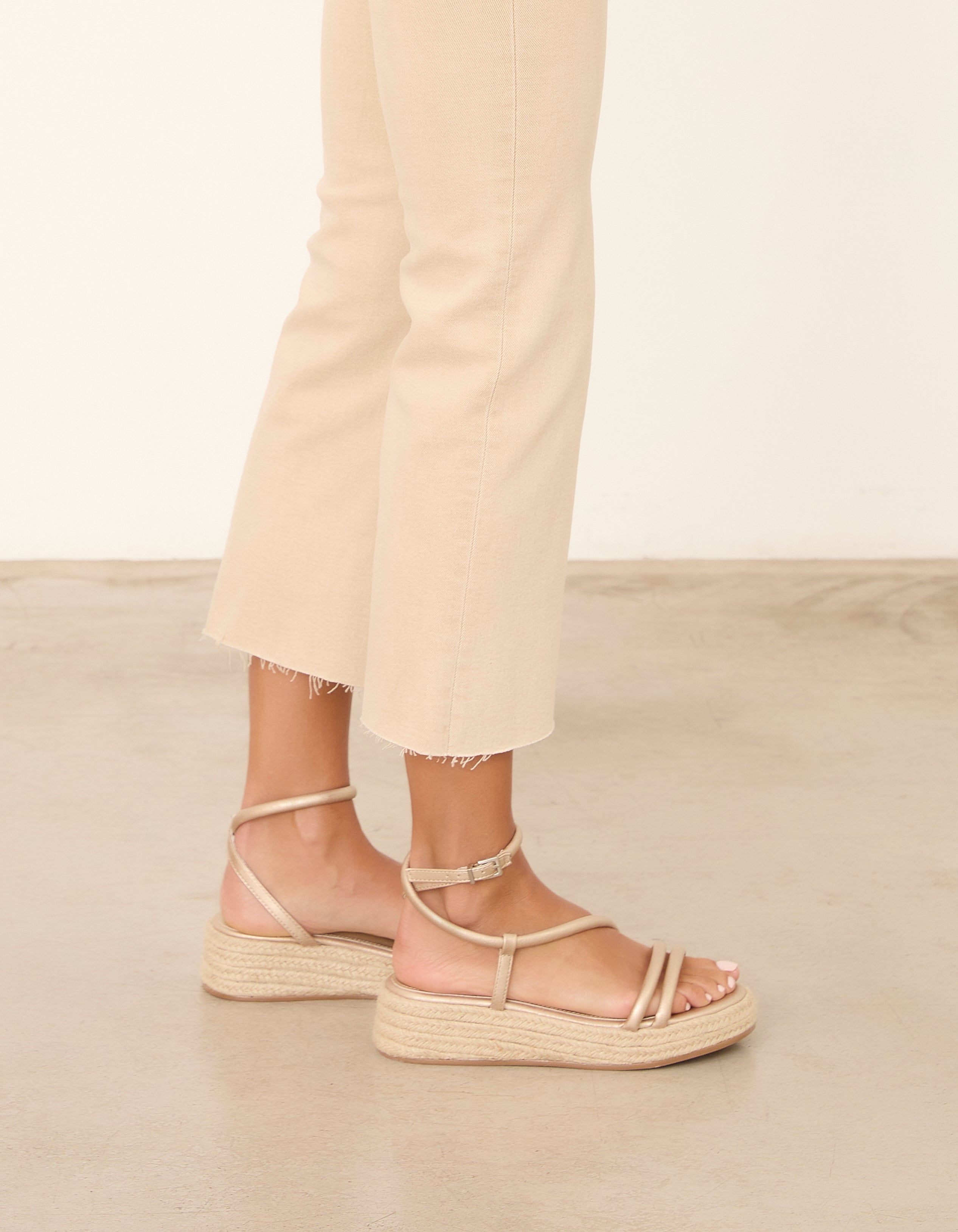 MIM Plataforma baja CHIKO DORADO