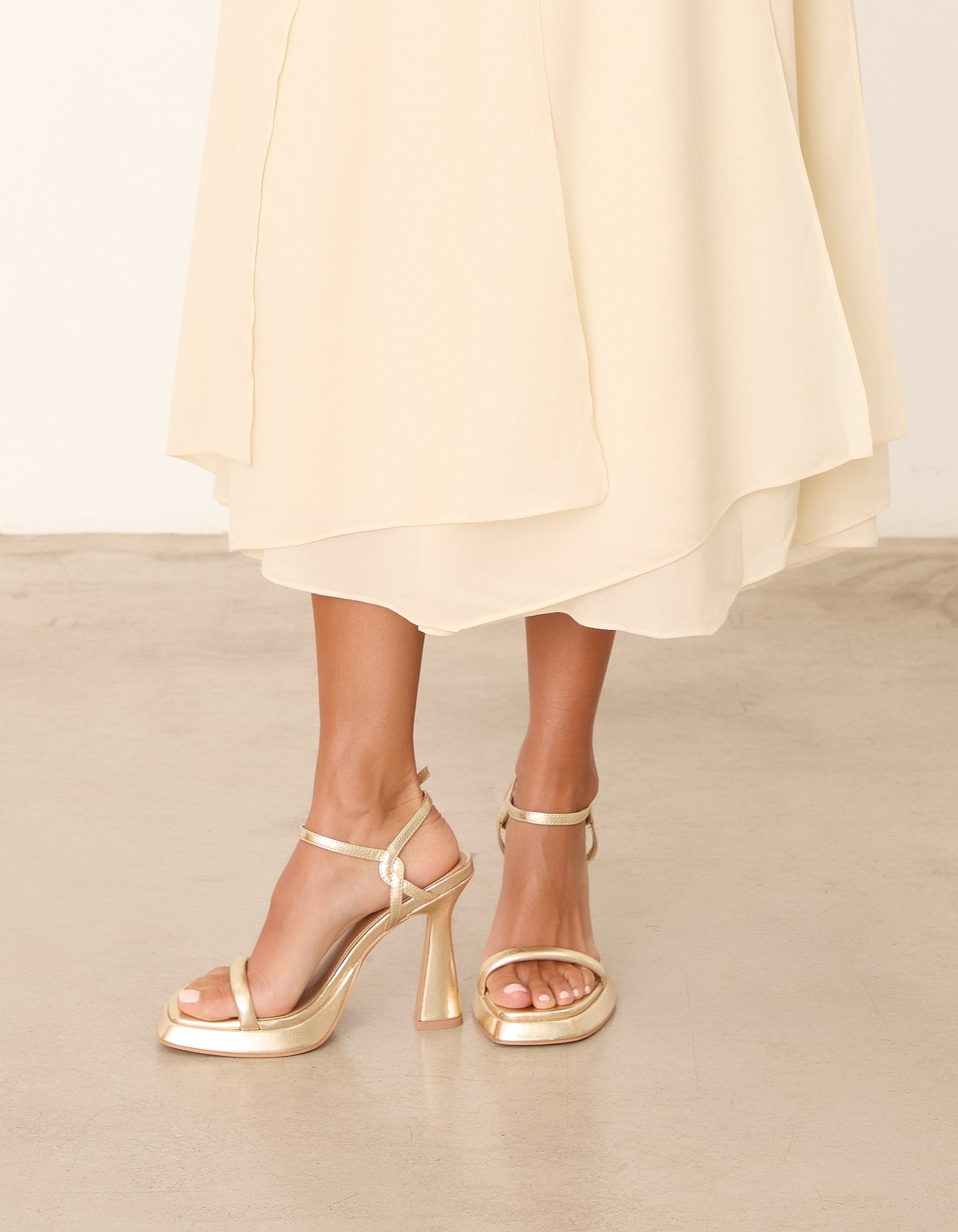 MIM Sandalia de tacón ALAIA DORADO