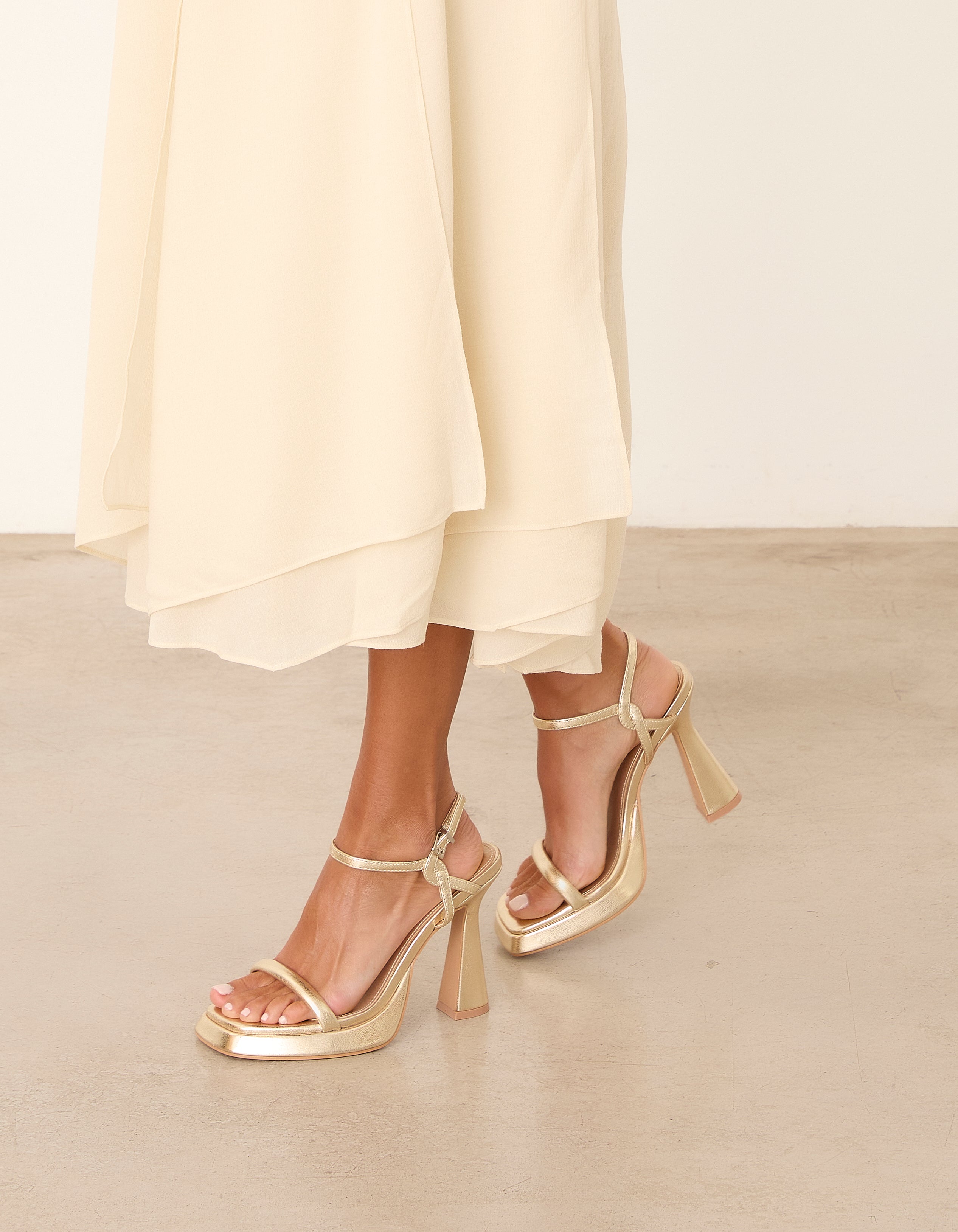 MIM Sandalia de tacón ALAIA DORADO