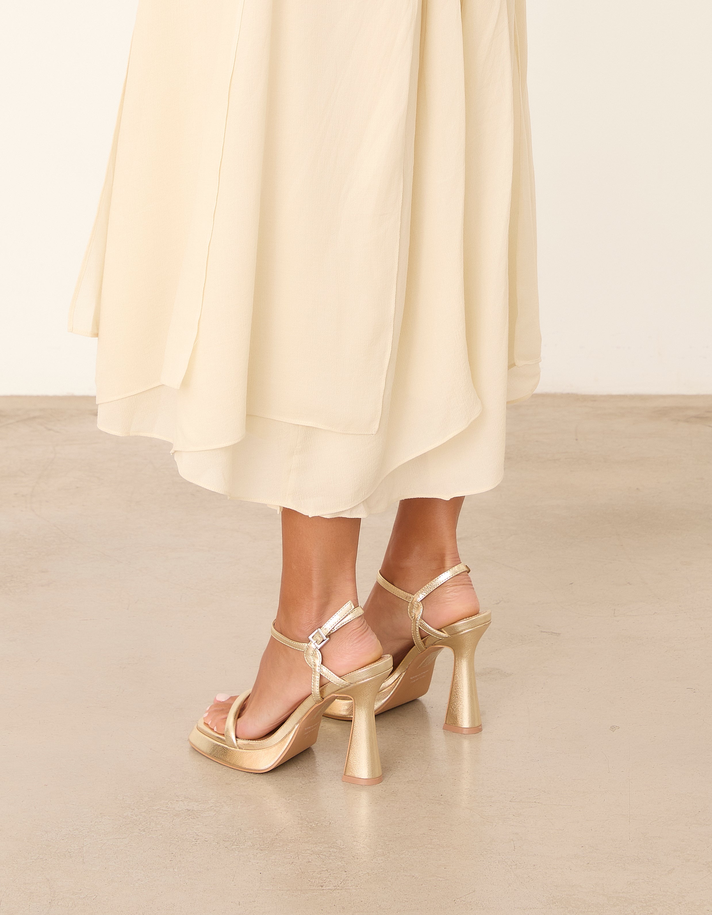 MIM Sandalia de tacón ALAIA DORADO