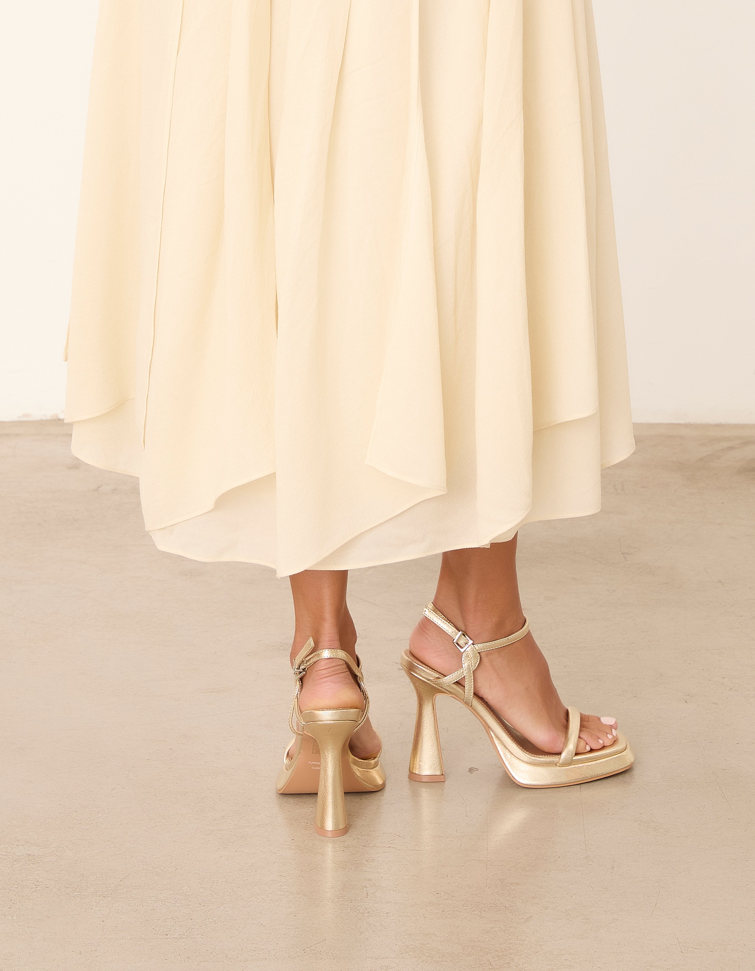 MIM Sandalia de tacón ALAIA DORADO