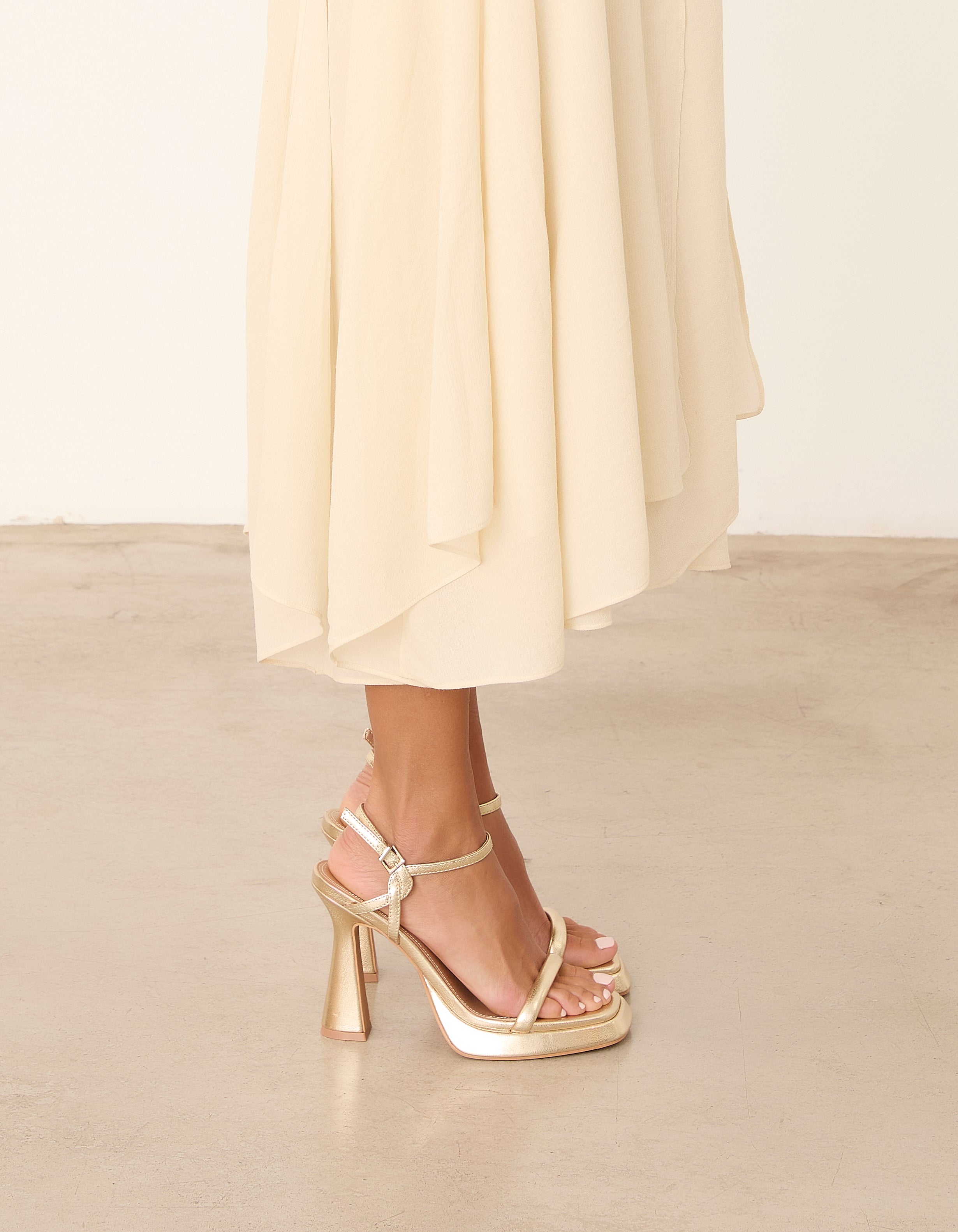 MIM Sandalia de tacón ALAIA DORADO