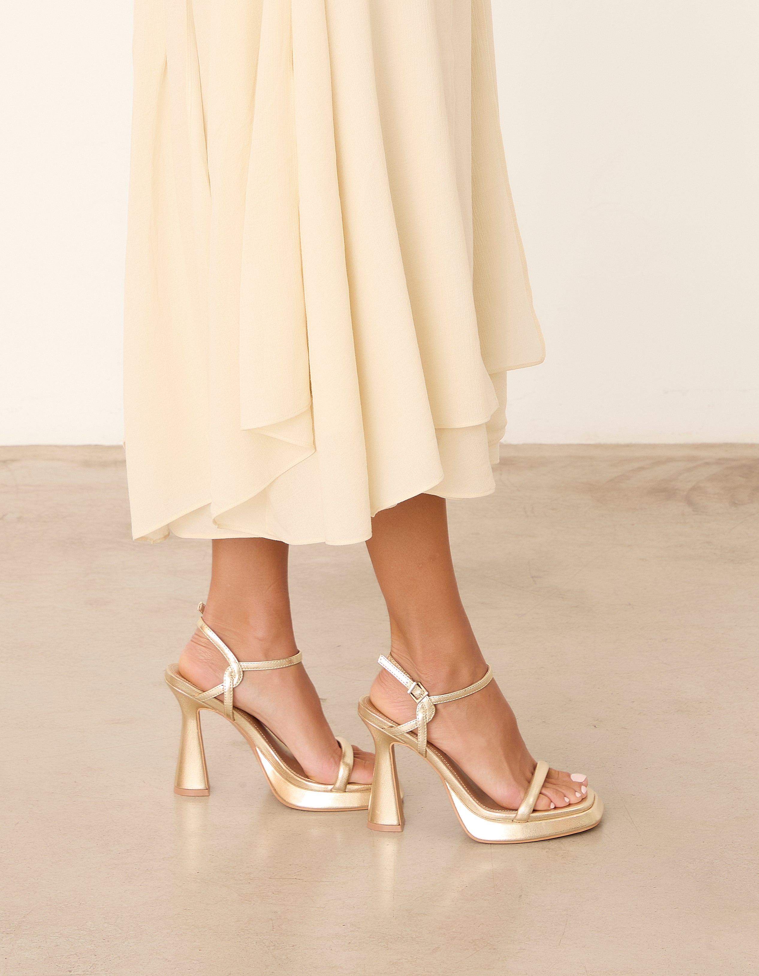 MIM Sandalia de tacón ALAIA DORADO