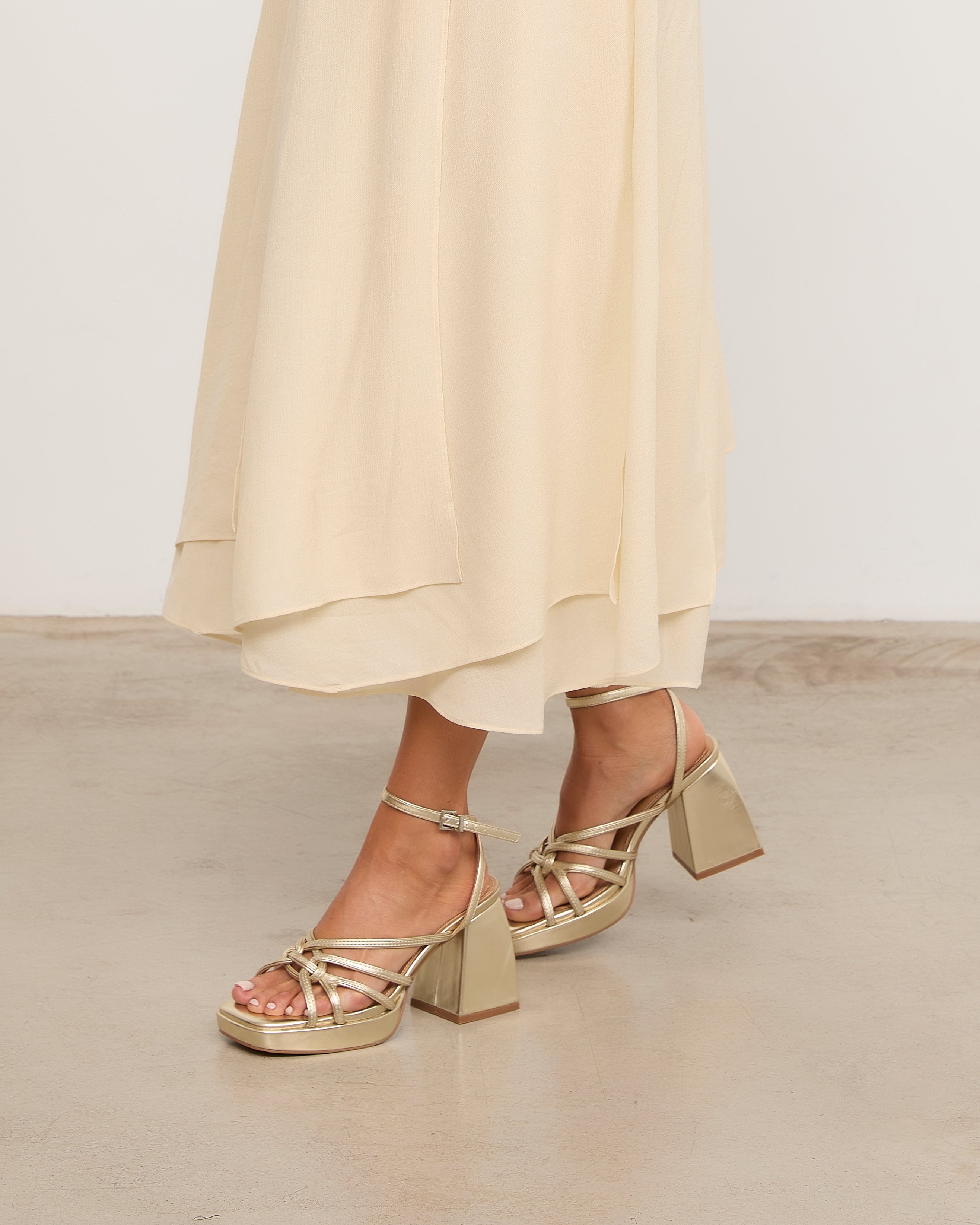 MIM Sandalia de tacón BRAT DORADO