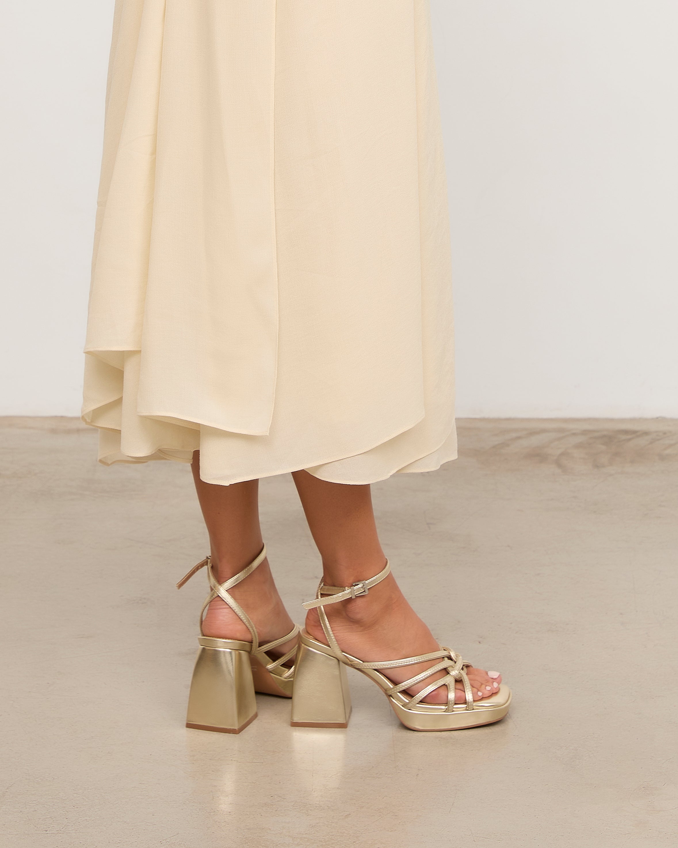 MIM Sandalia de tacón BRAT DORADO