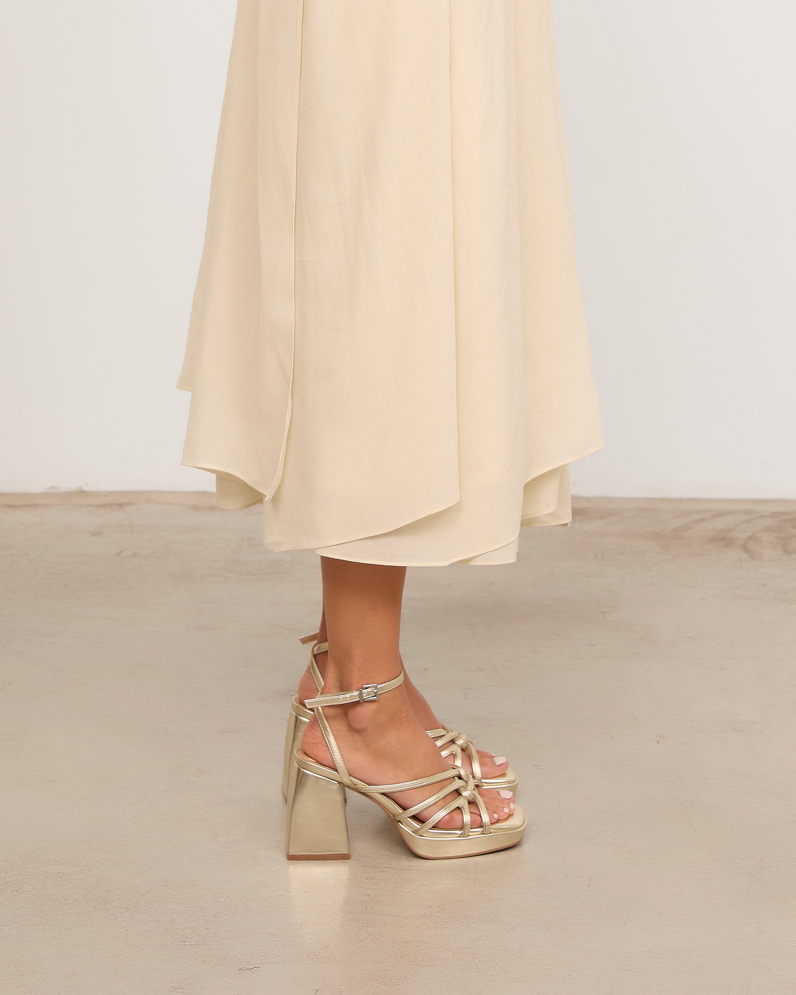 MIM Sandalia de tacón BRAT DORADO