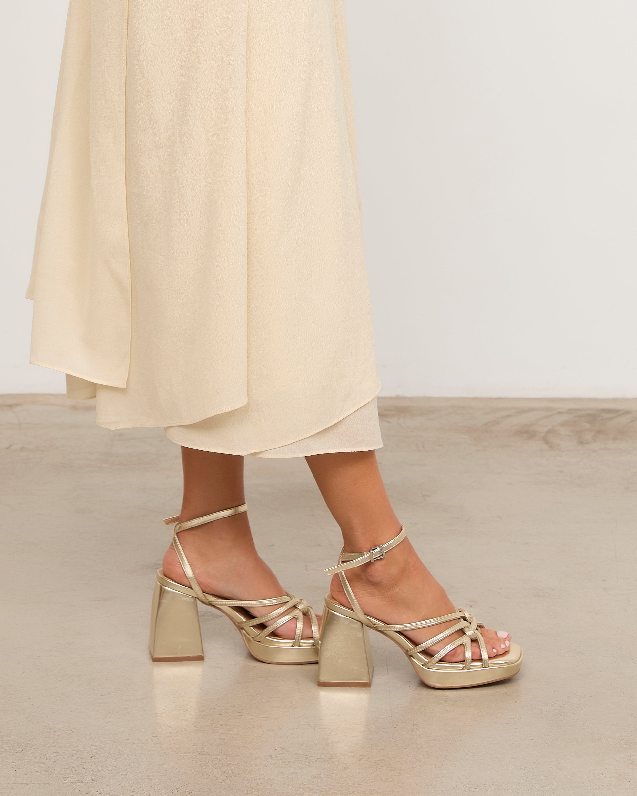 MIM Sandalia de tacón BRAT DORADO
