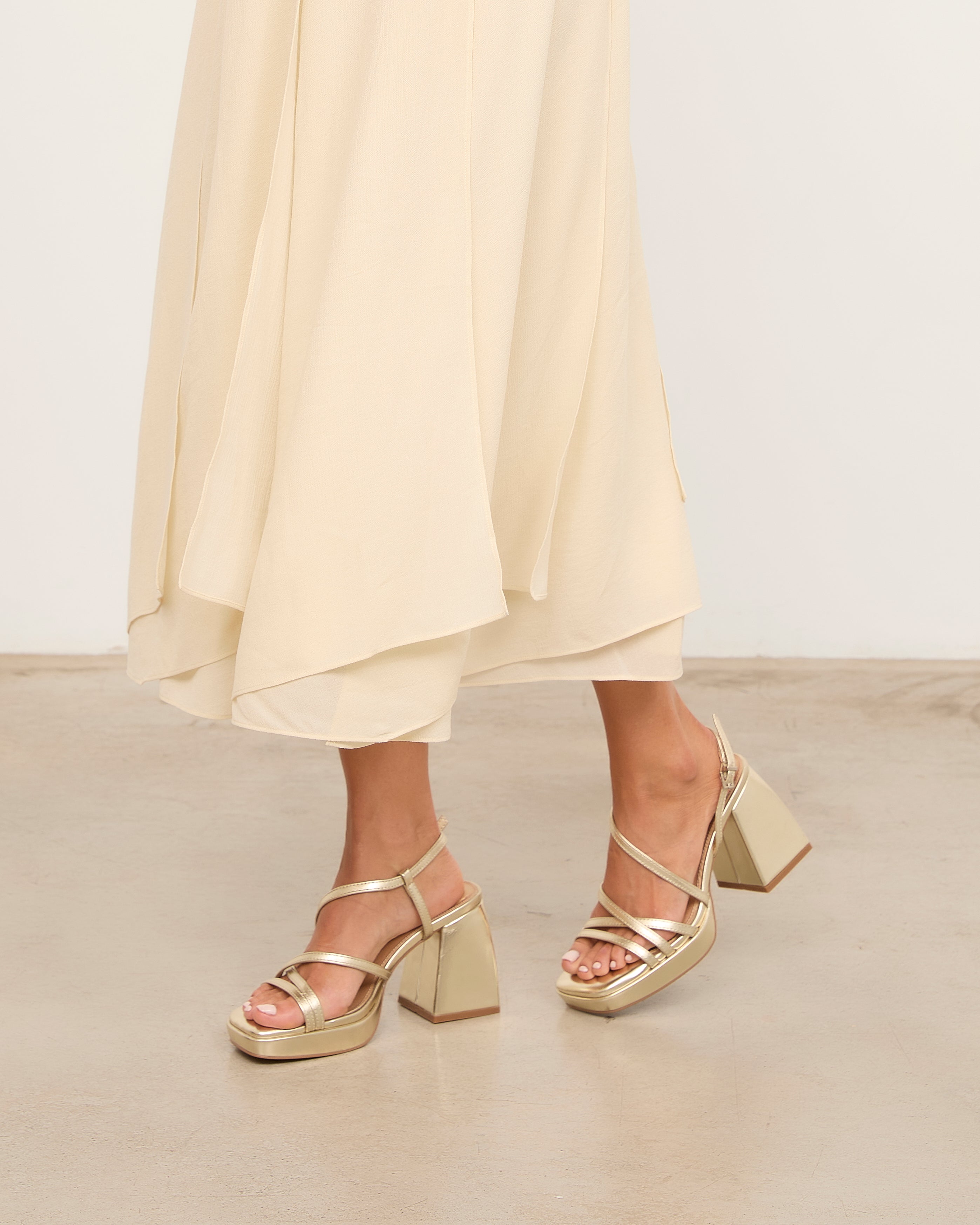 MIM Sandalia de tacón CORA DORADO