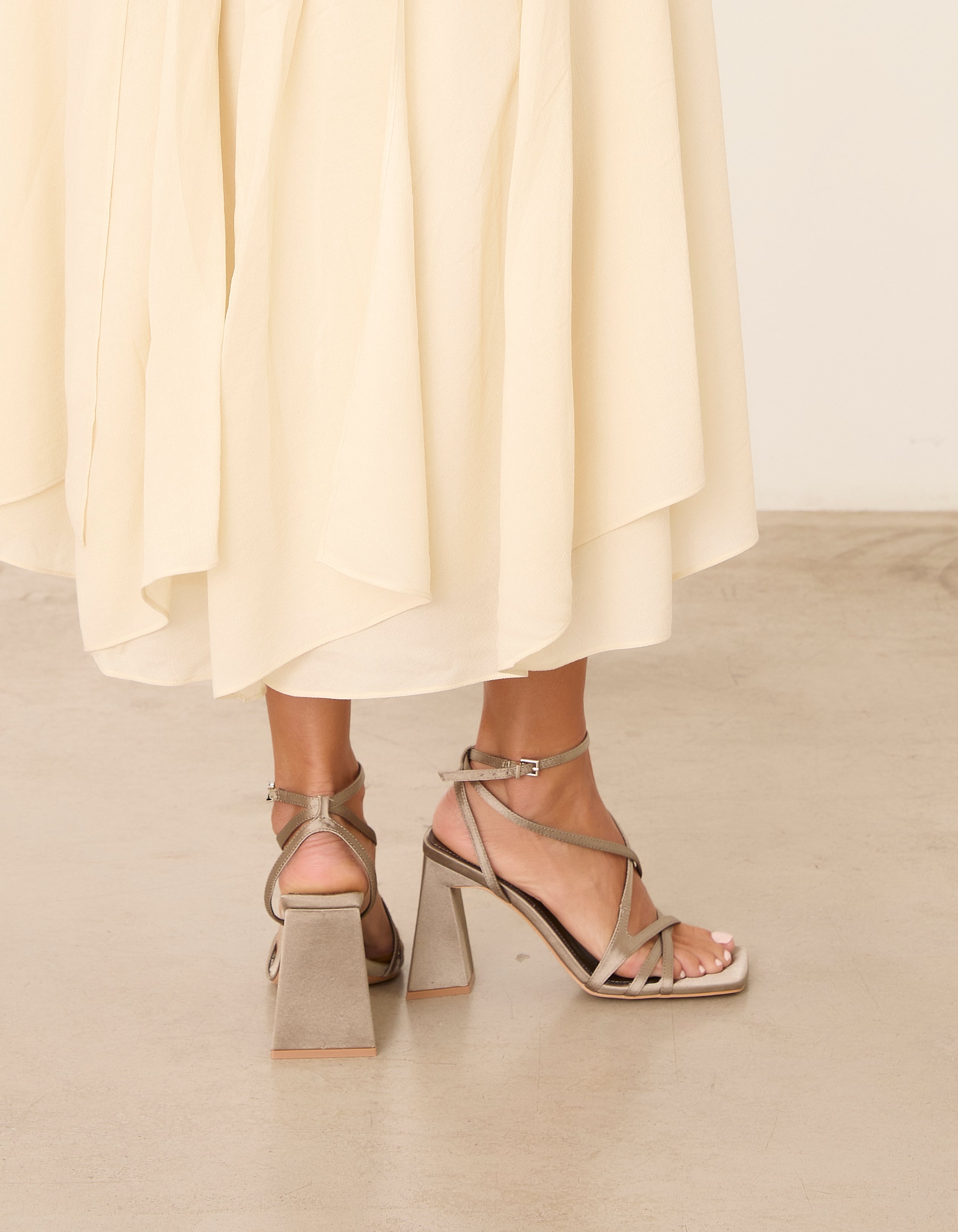 MIM Sandalia de tacón JAN GRIS SATIN