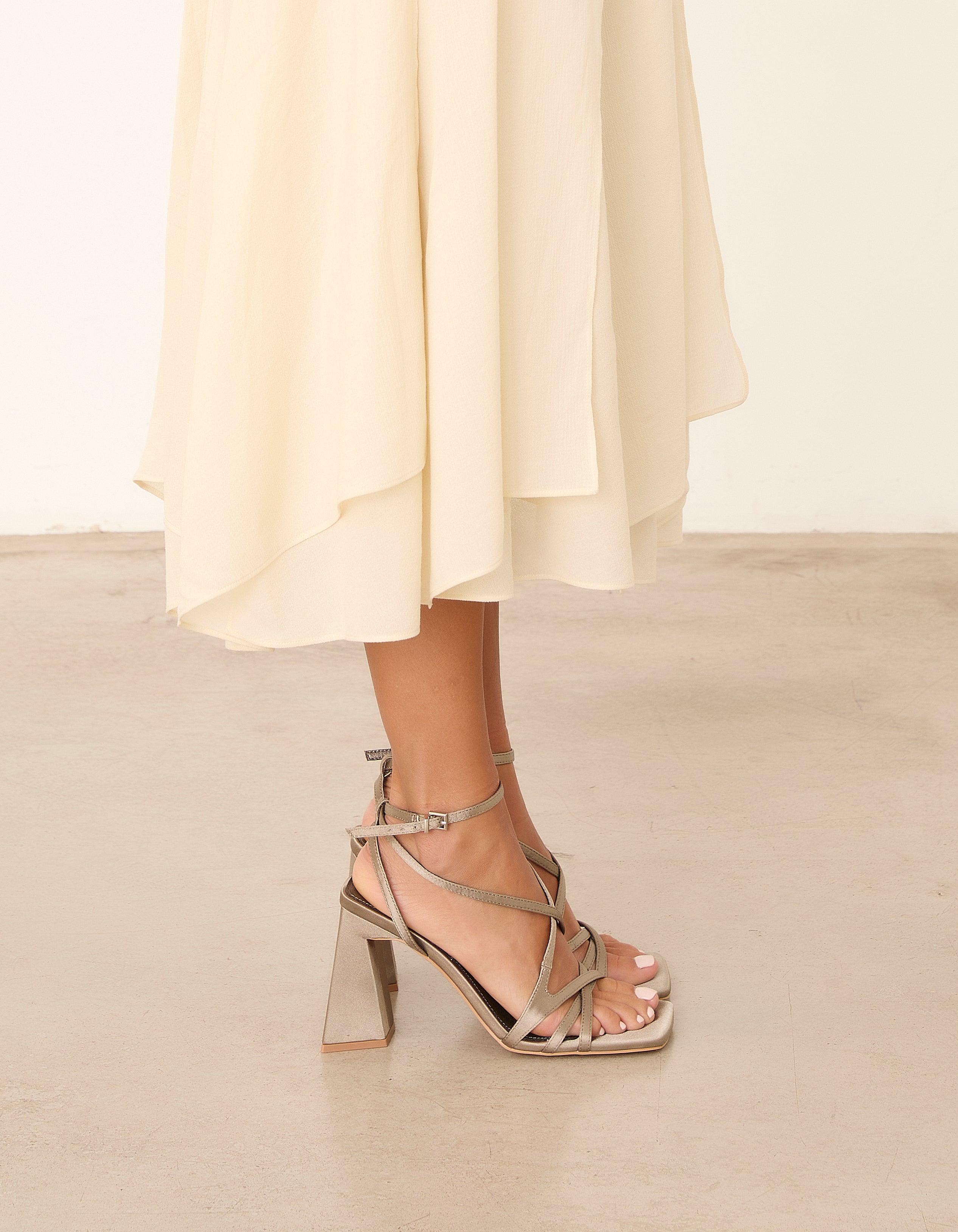MIM Sandalia de tacón JAN GRIS SATIN