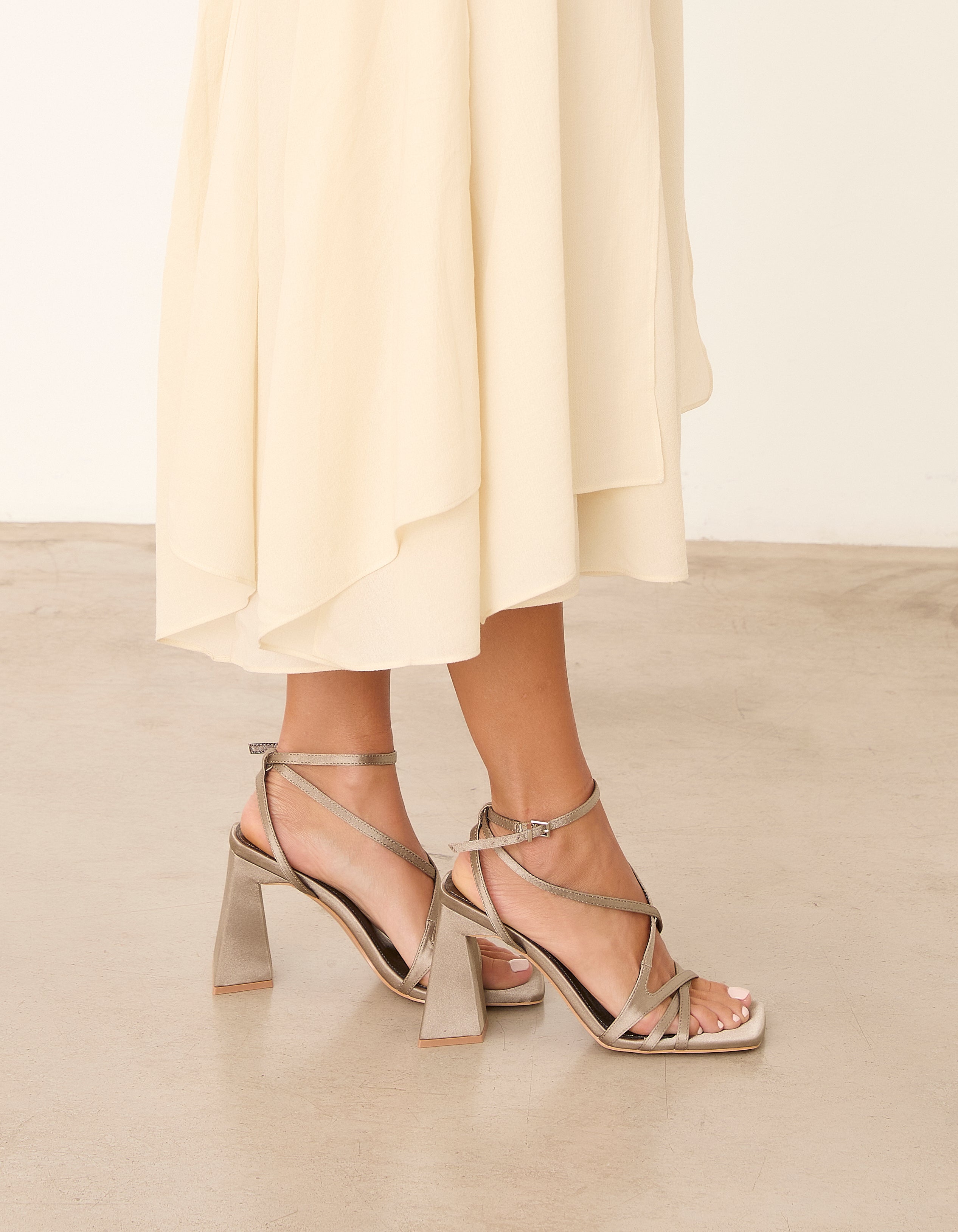 MIM Sandalia de tacón JAN GRIS SATIN