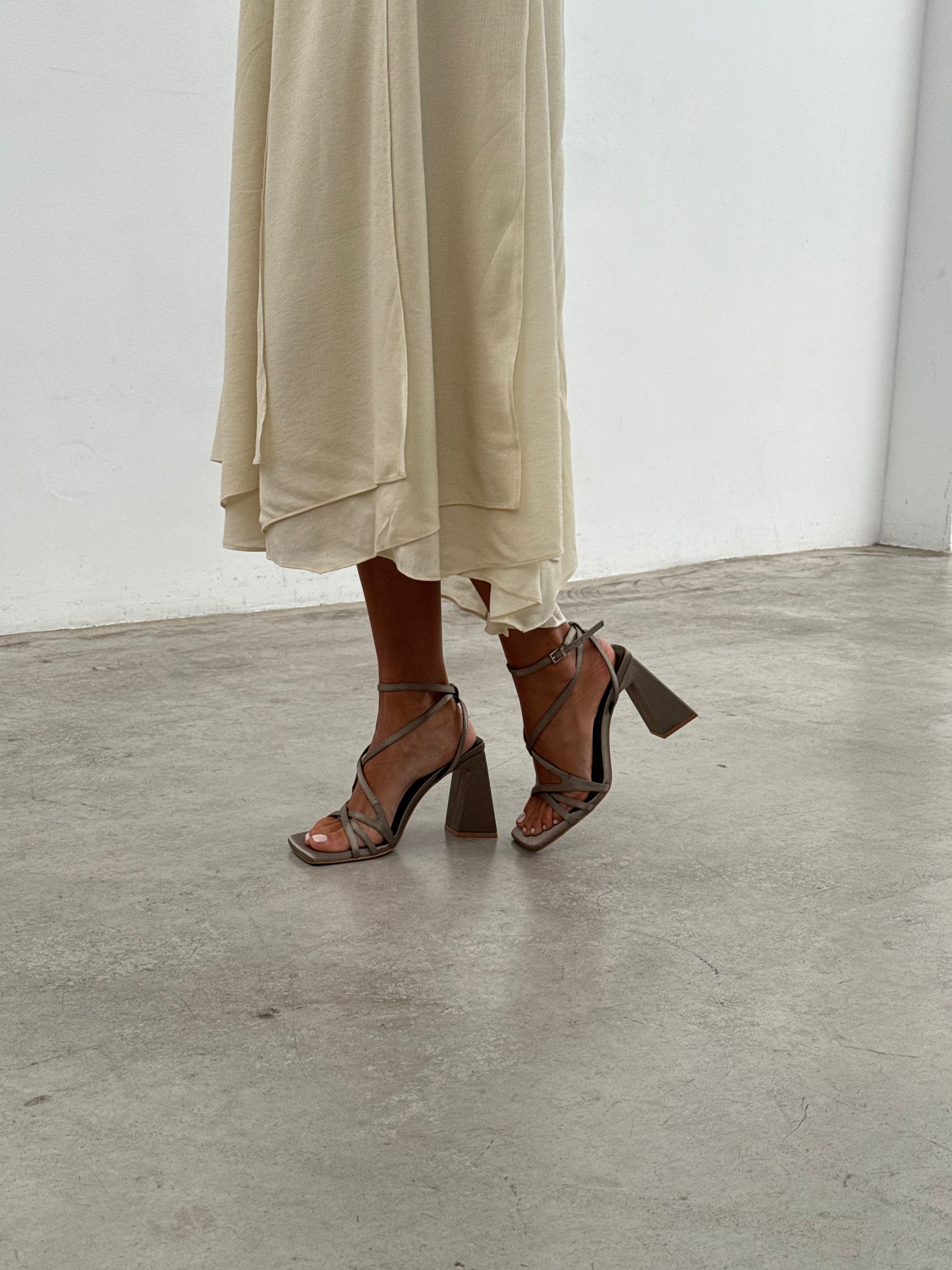 MIM Sandalia de tacón JAN GRIS SATIN