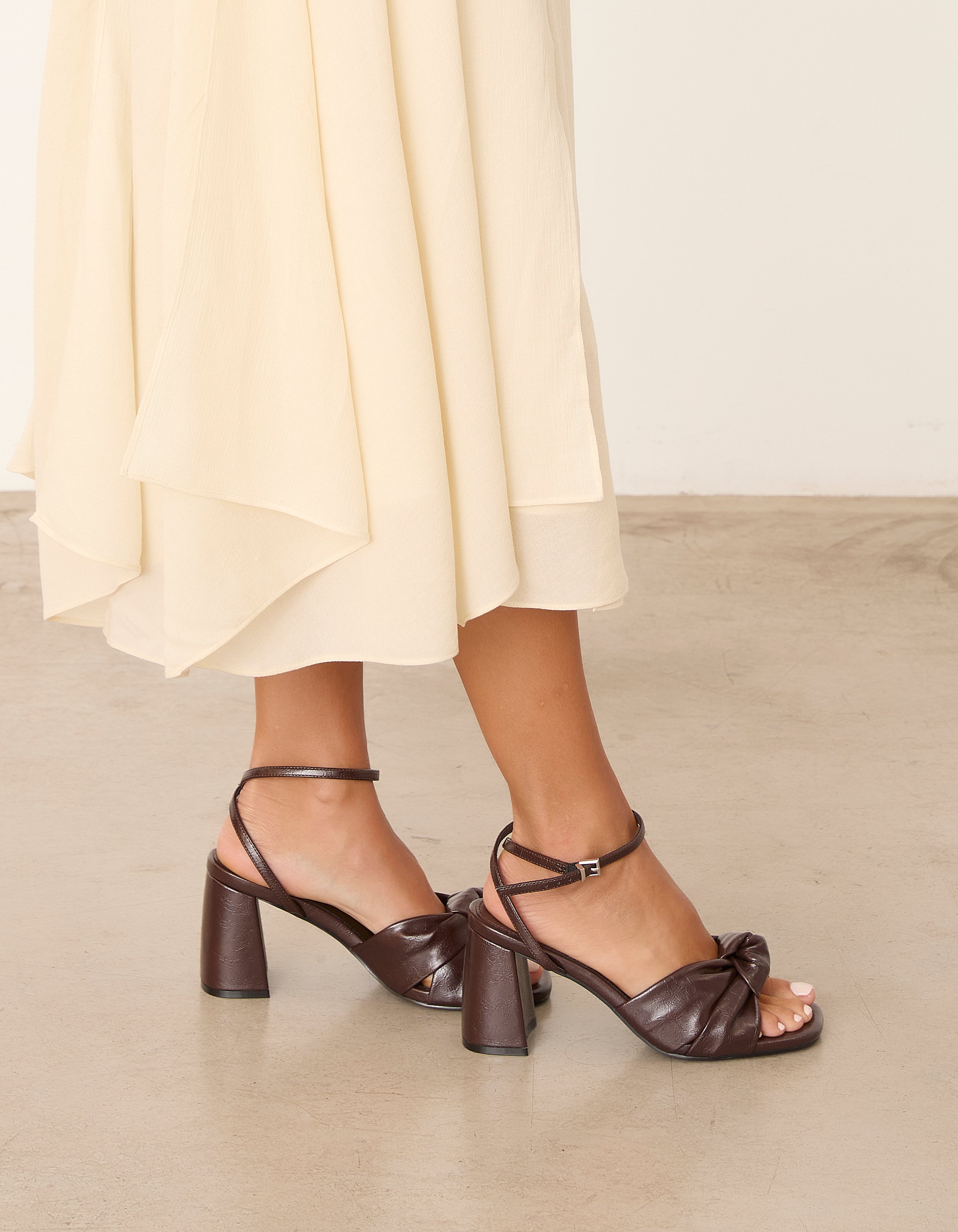 MIM Sandalia de tacón LUA CHOCOLATE