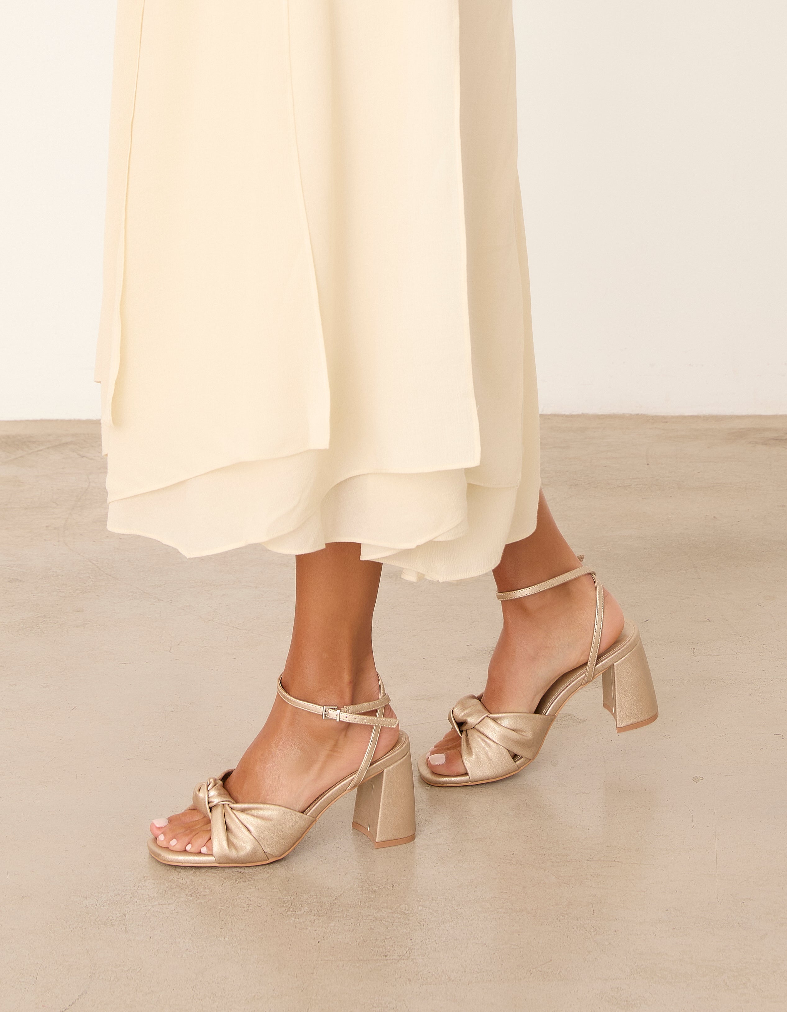 MIM Sandalia de tacón LUA DORADO