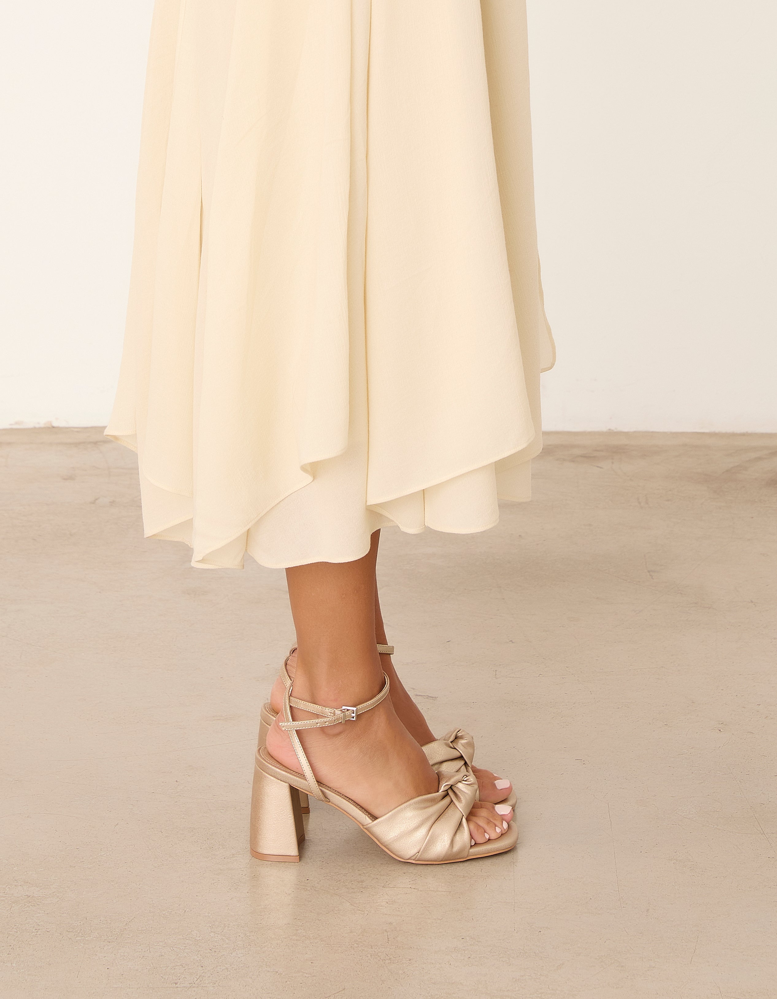 MIM Sandalia de tacón LUA DORADO