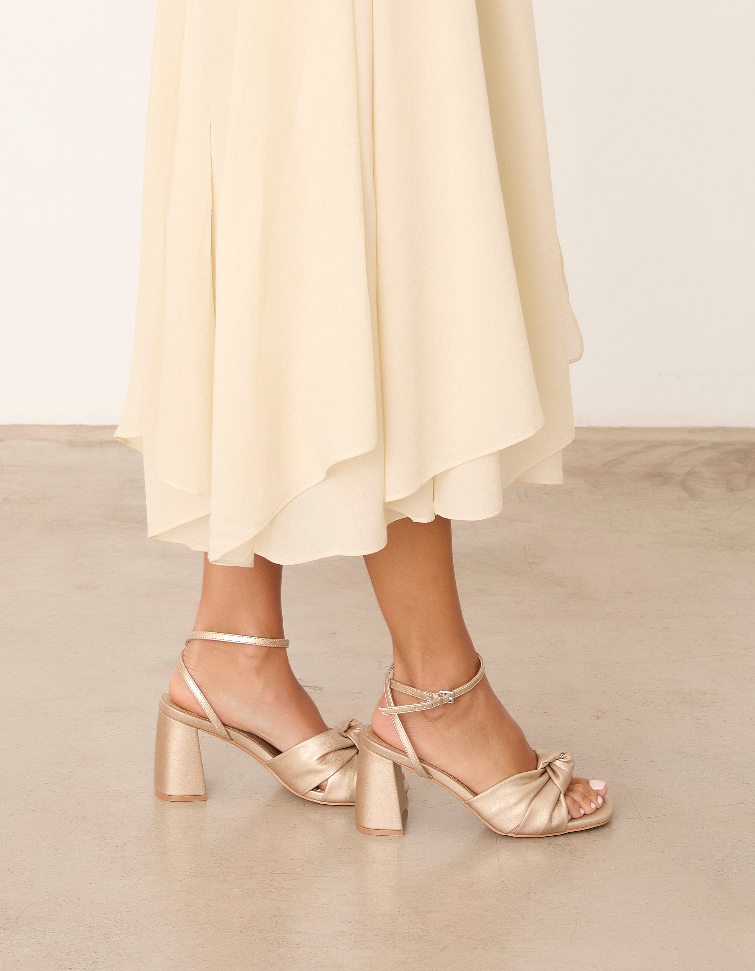 MIM Sandalia de tacón LUA DORADO