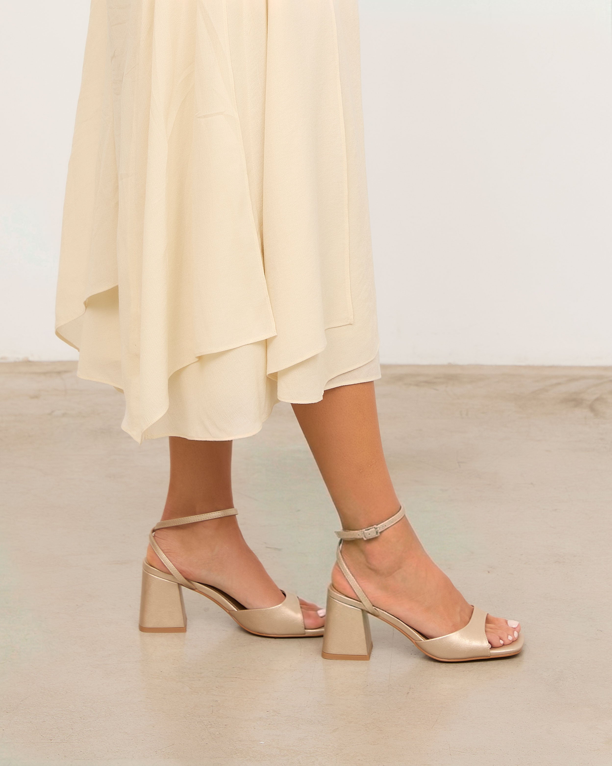 MIM Sandalia de tacón MANE DORADO