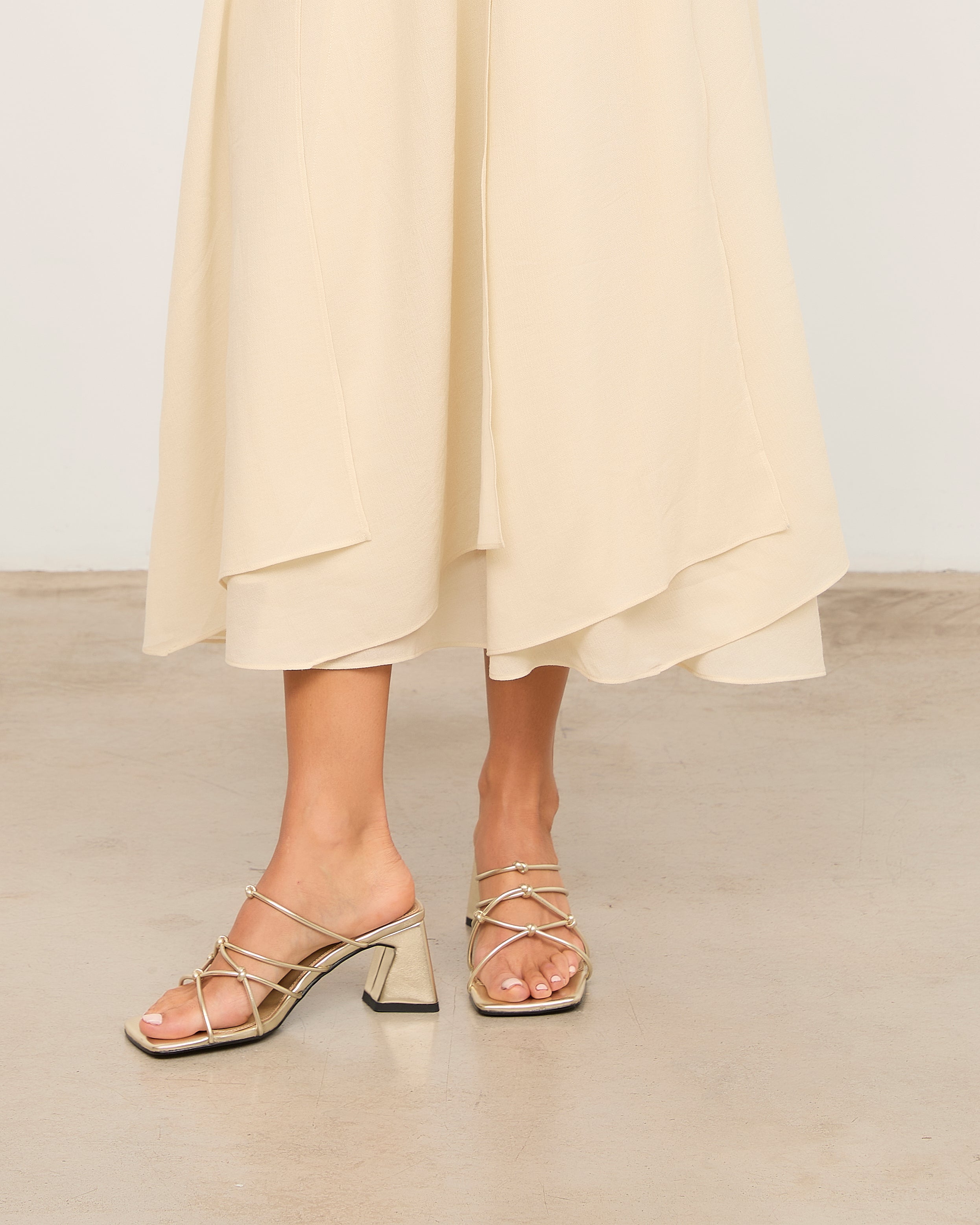 MIM Sandalia de tacón NATS DORADO