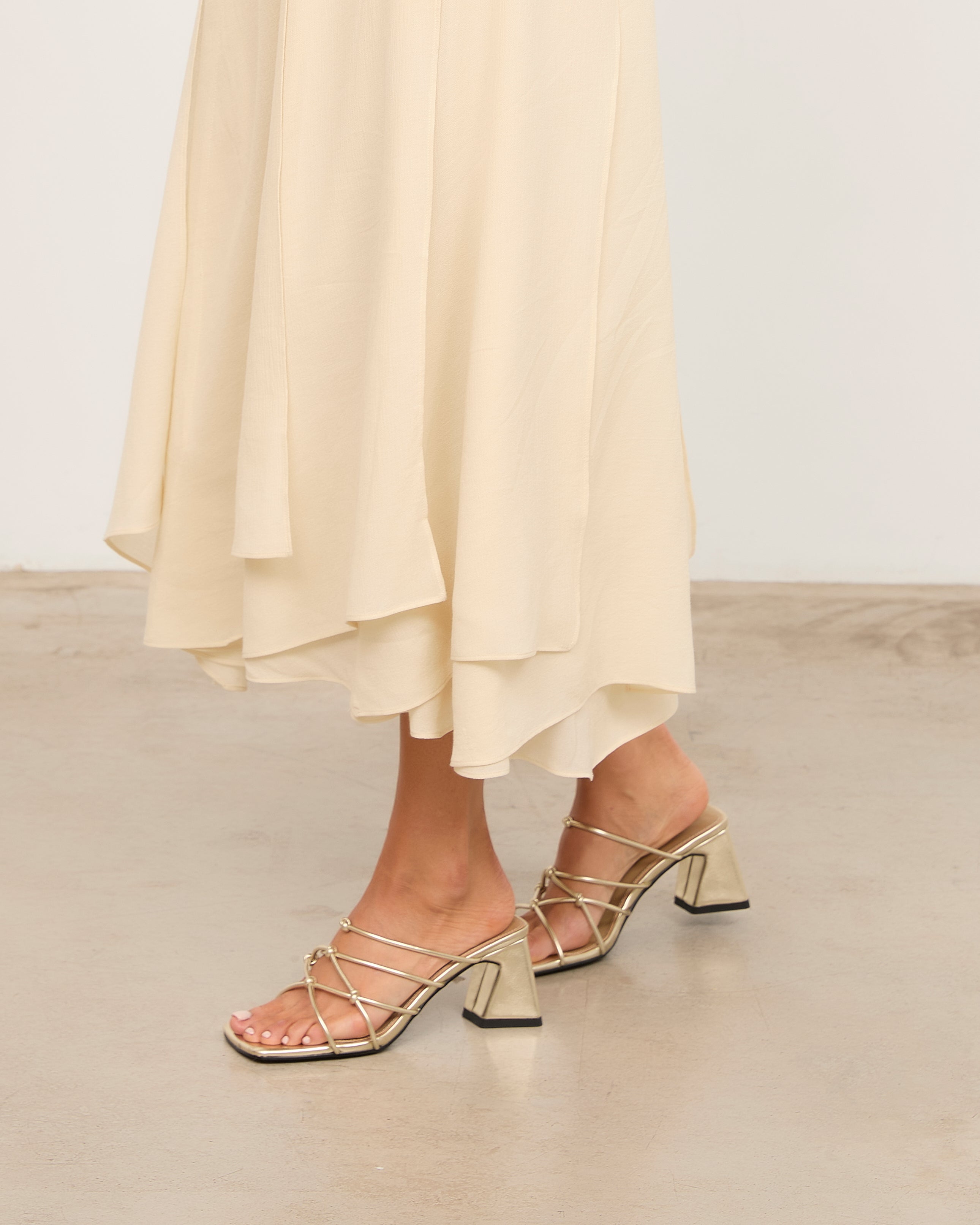 MIM Sandalia de tacón NATS DORADO