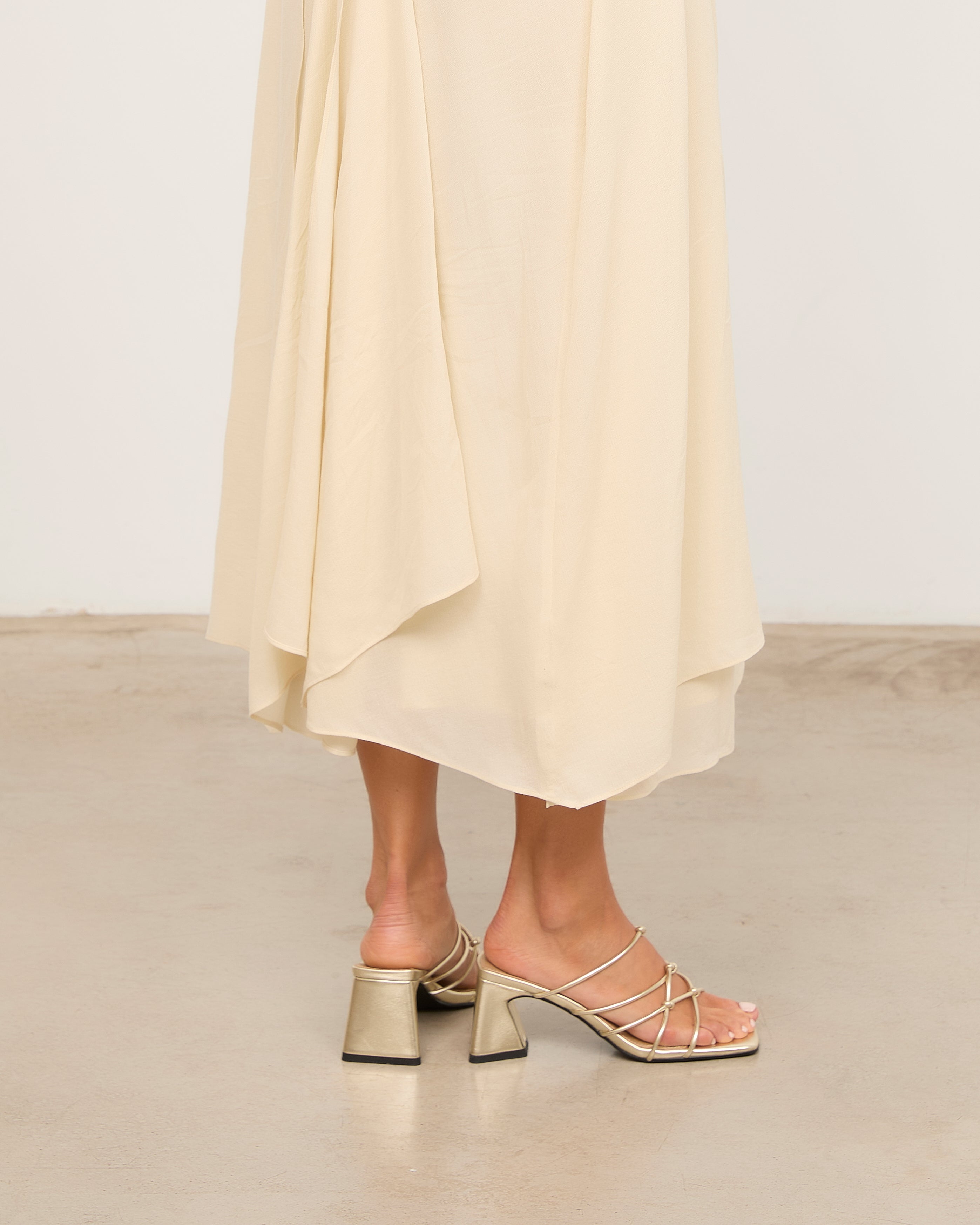 MIM Sandalia de tacón NATS DORADO