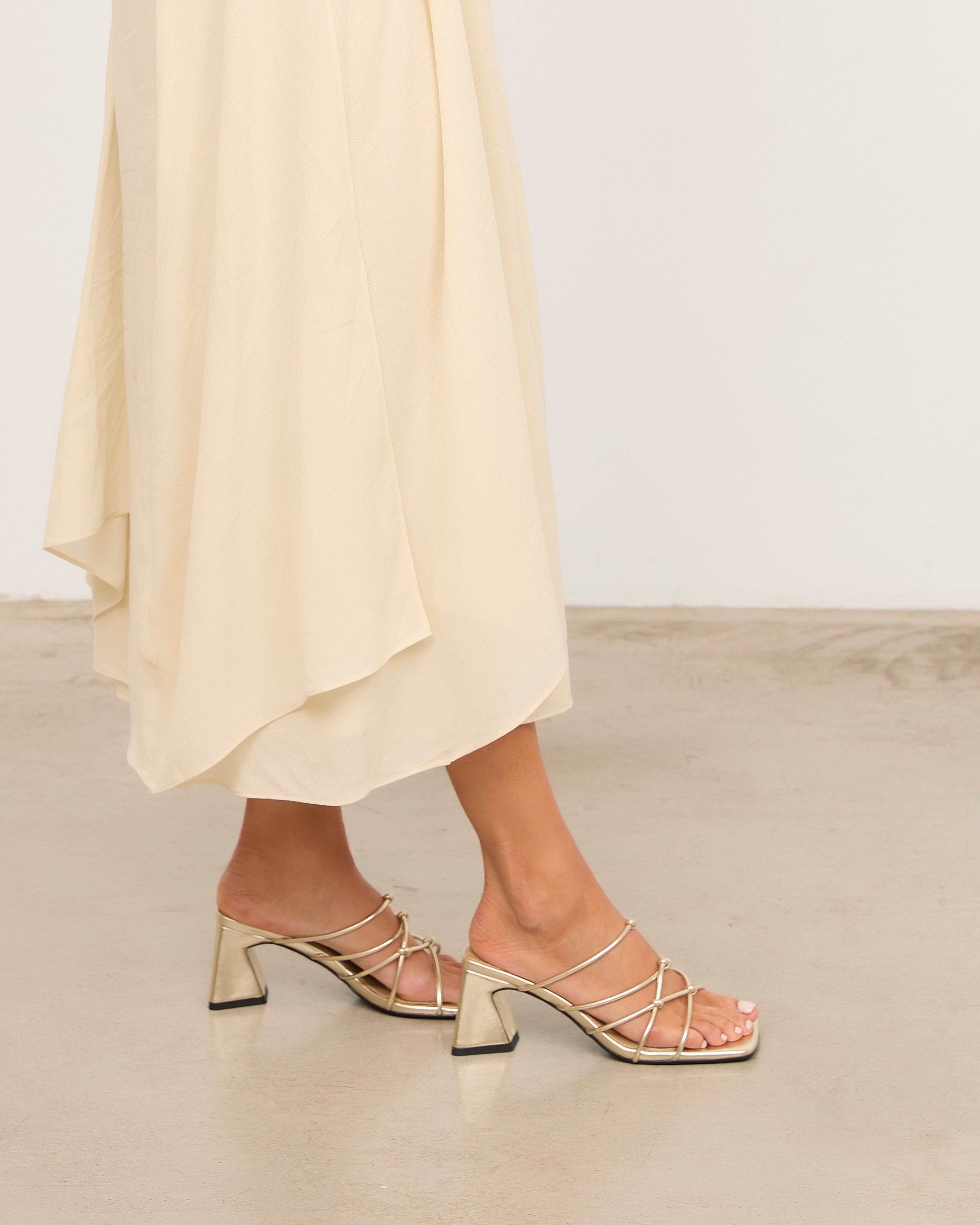 MIM Sandalia de tacón NATS DORADO