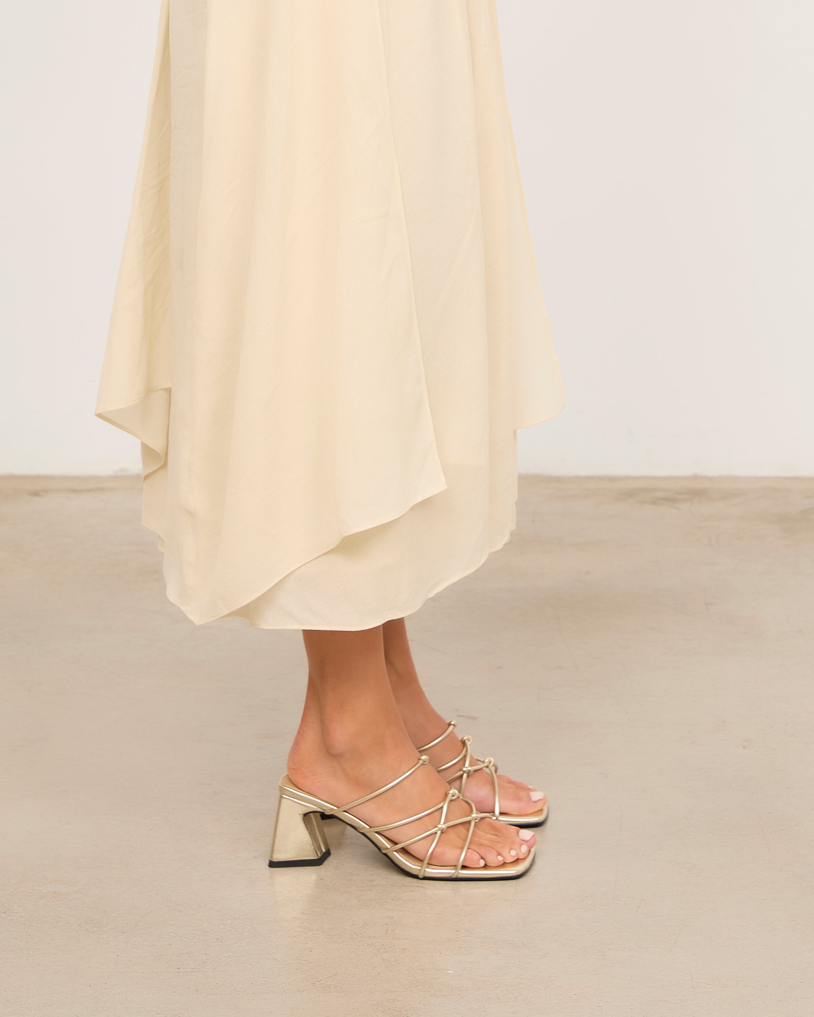 MIM Sandalia de tacón NATS DORADO