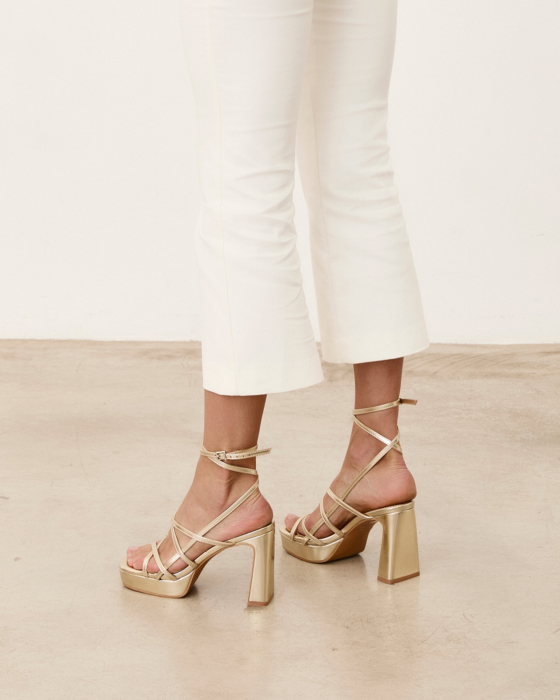 MIM Sandalia de tacón NORI DORADO