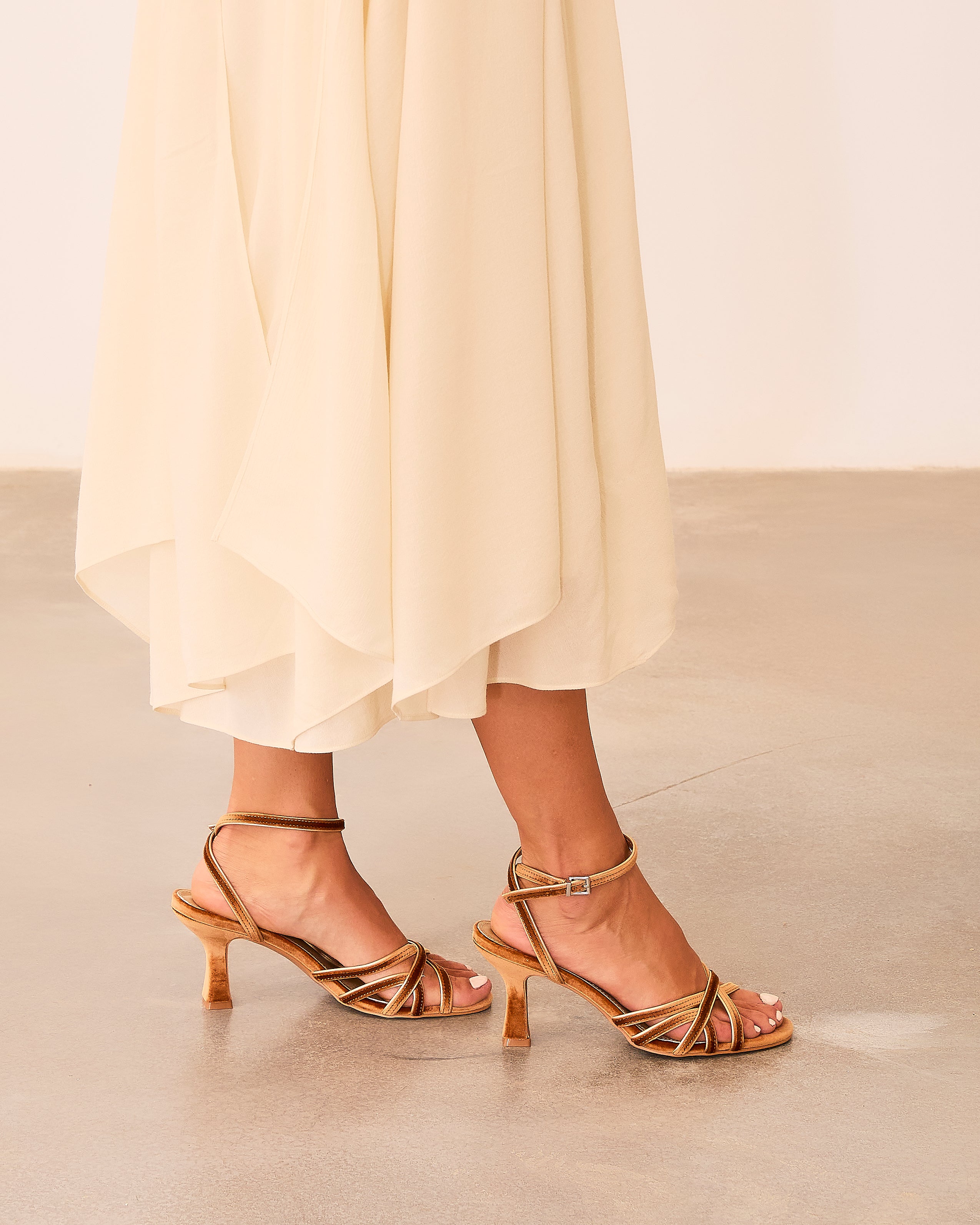 MIM Sandalia de tacón NYA PETIT OCRE VELVET