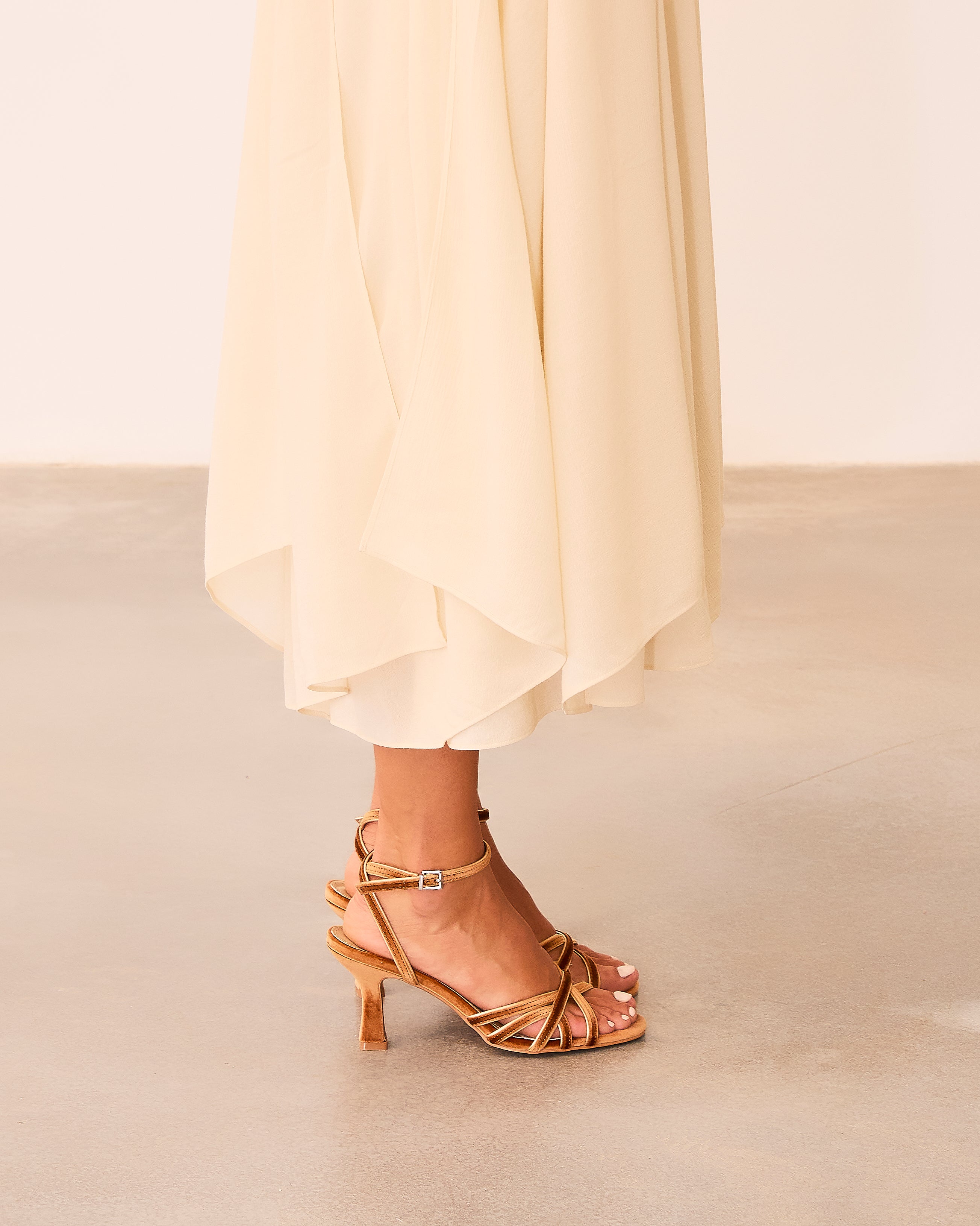 MIM Sandalia de tacón NYA PETIT OCRE VELVET