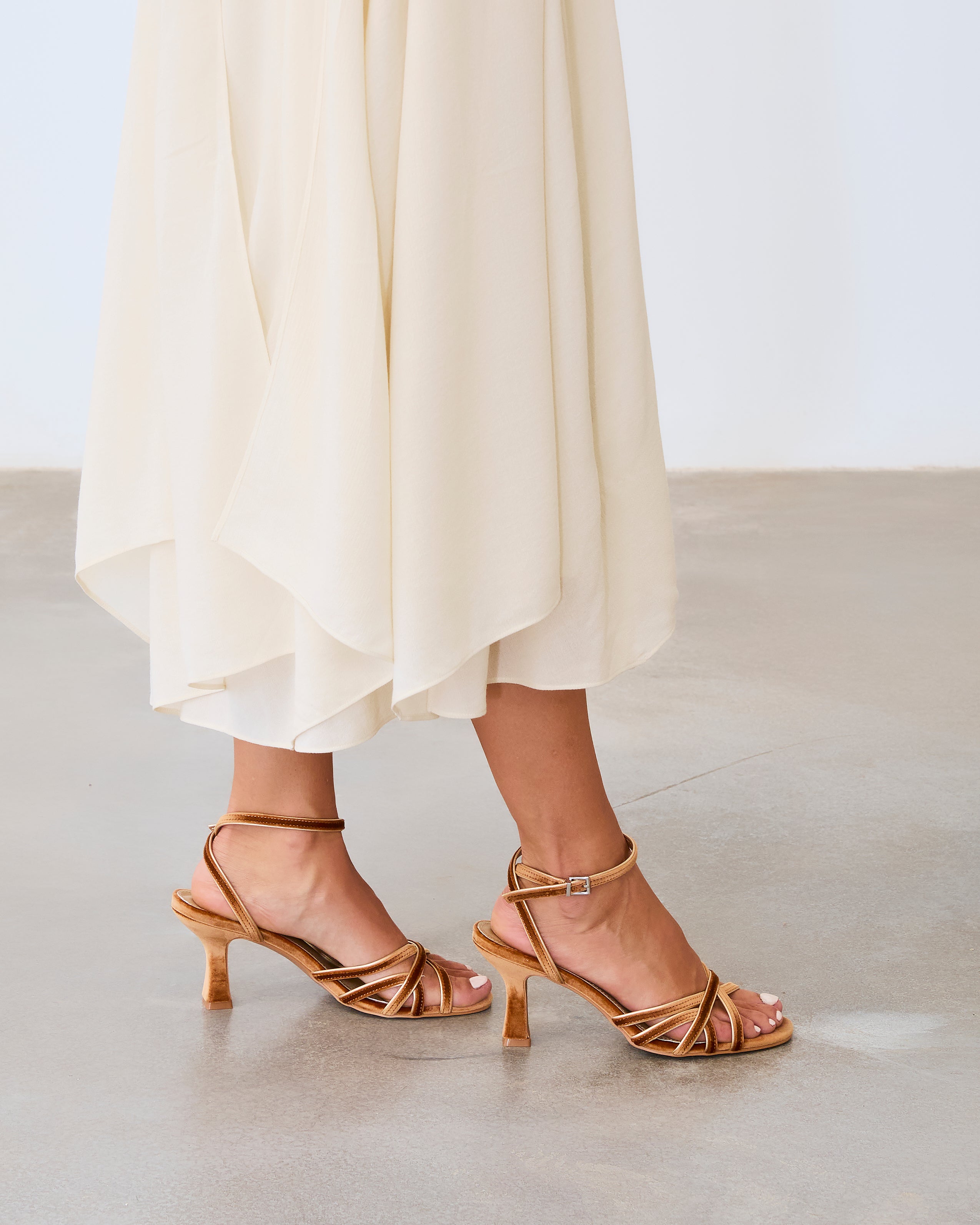 MIM Sandalia de tacón NYA PETIT OCRE VELVET