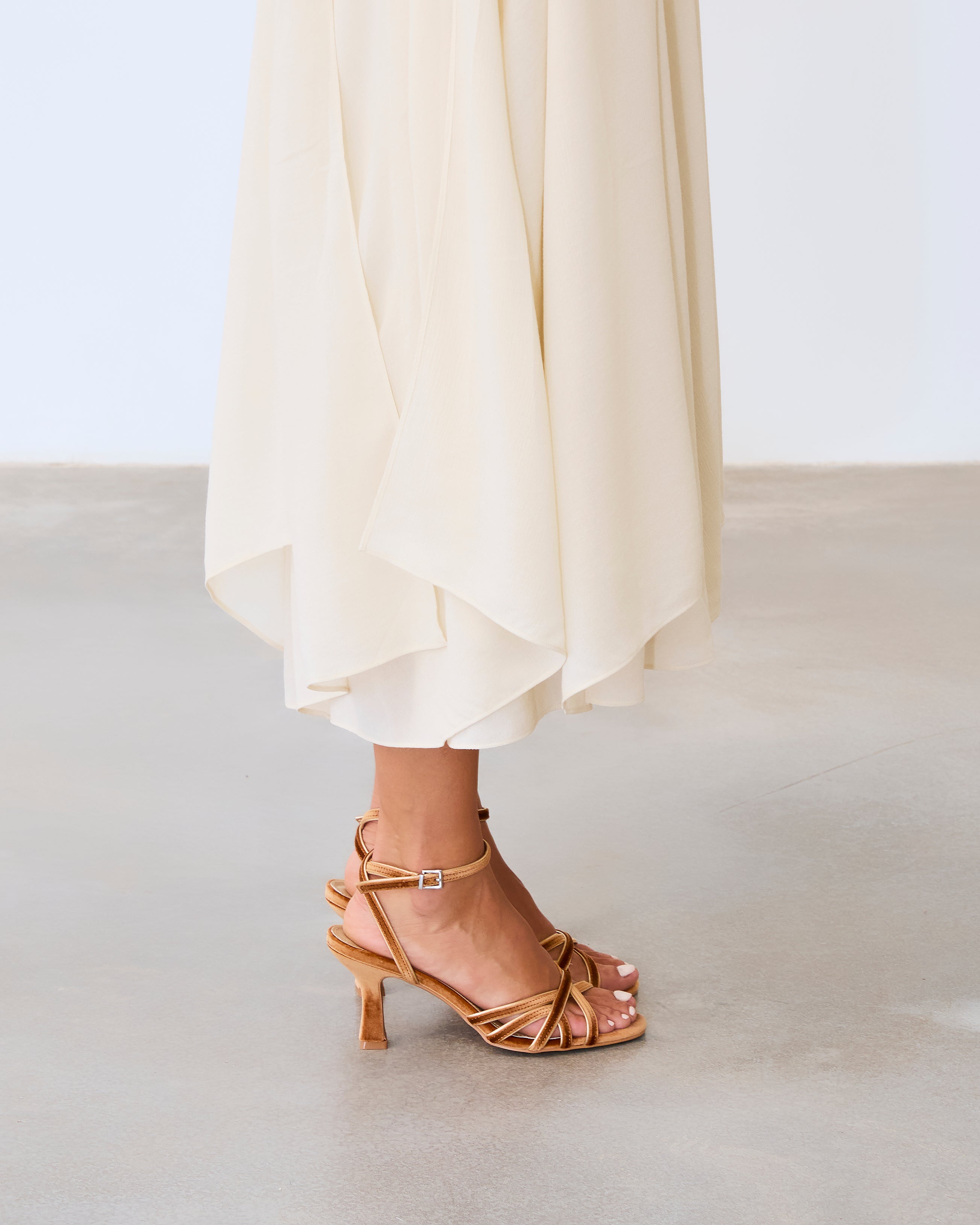 MIM Sandalia de tacón NYA PETIT OCRE VELVET