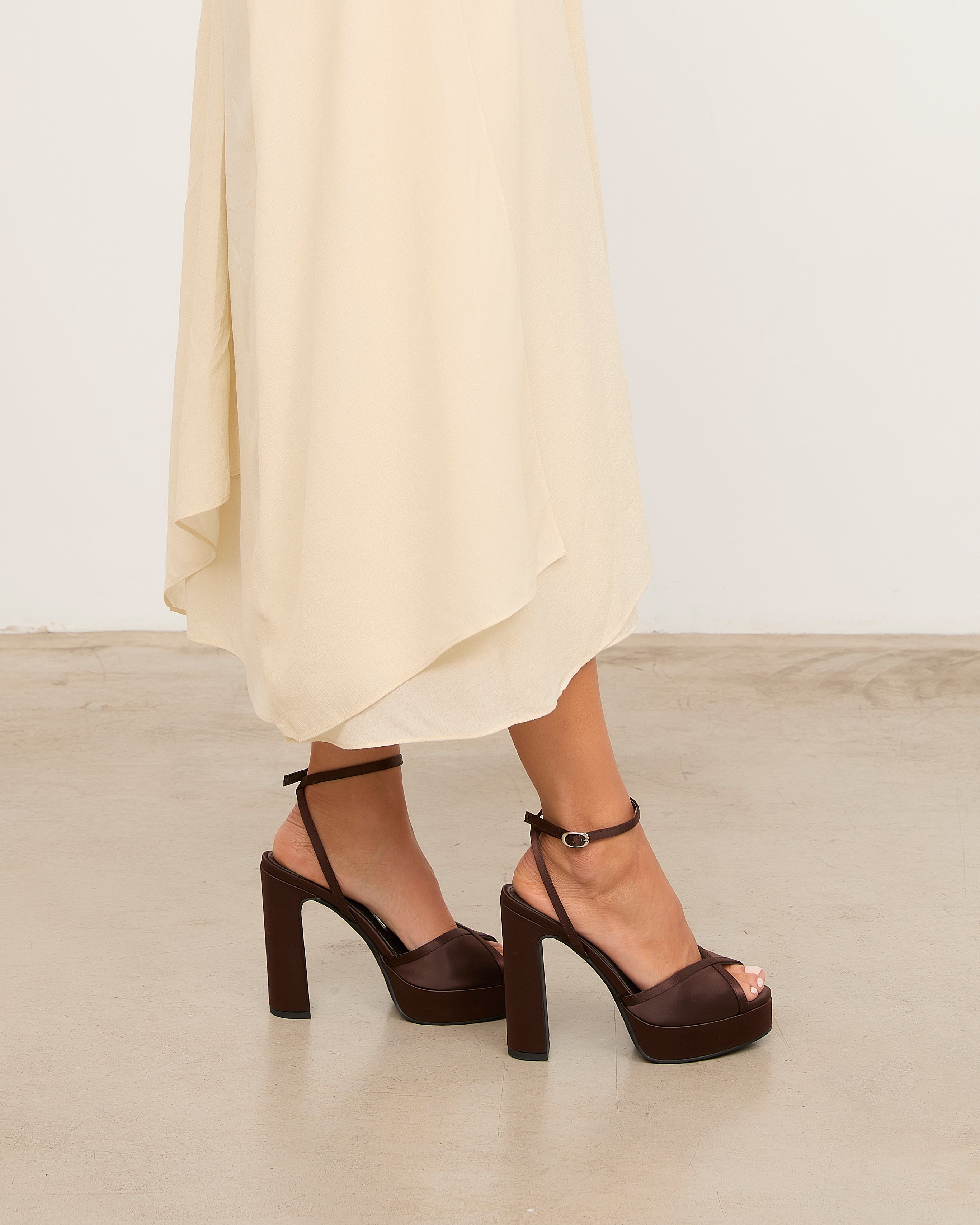 MIM Sandalia de tacón OCLA CHOCOLATE SATIN