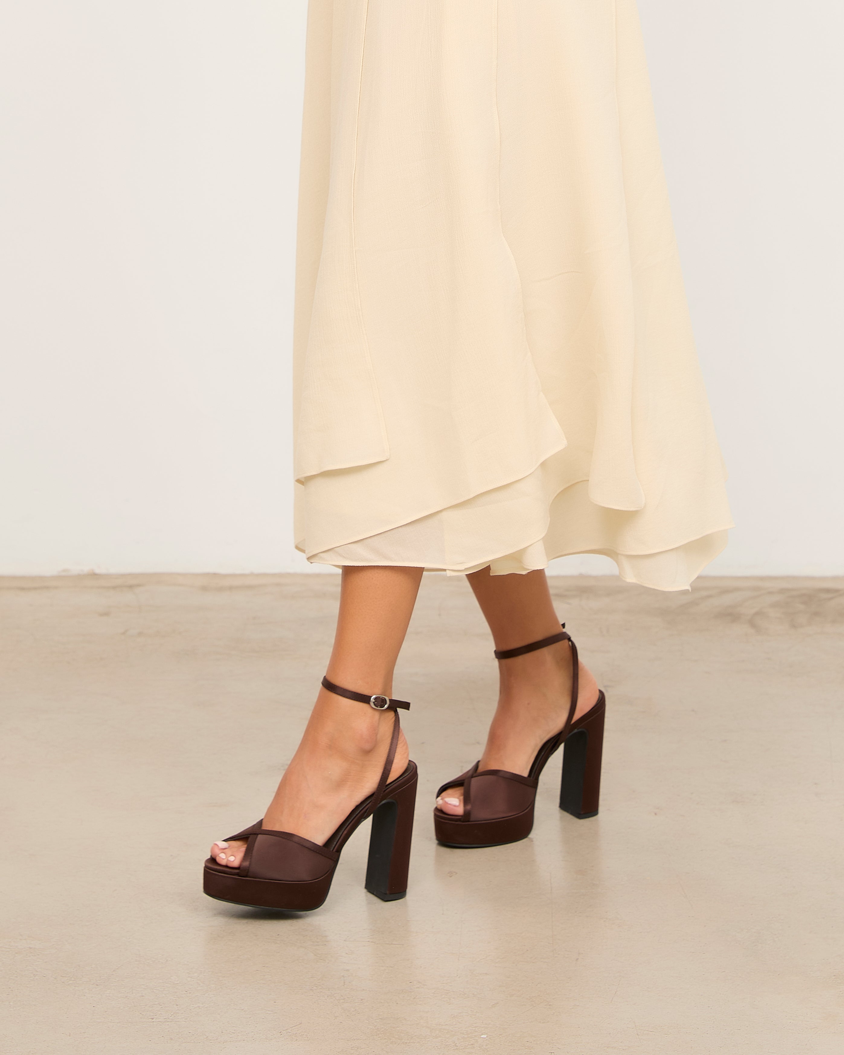 MIM Sandalia de tacón OCLA CHOCOLATE SATIN