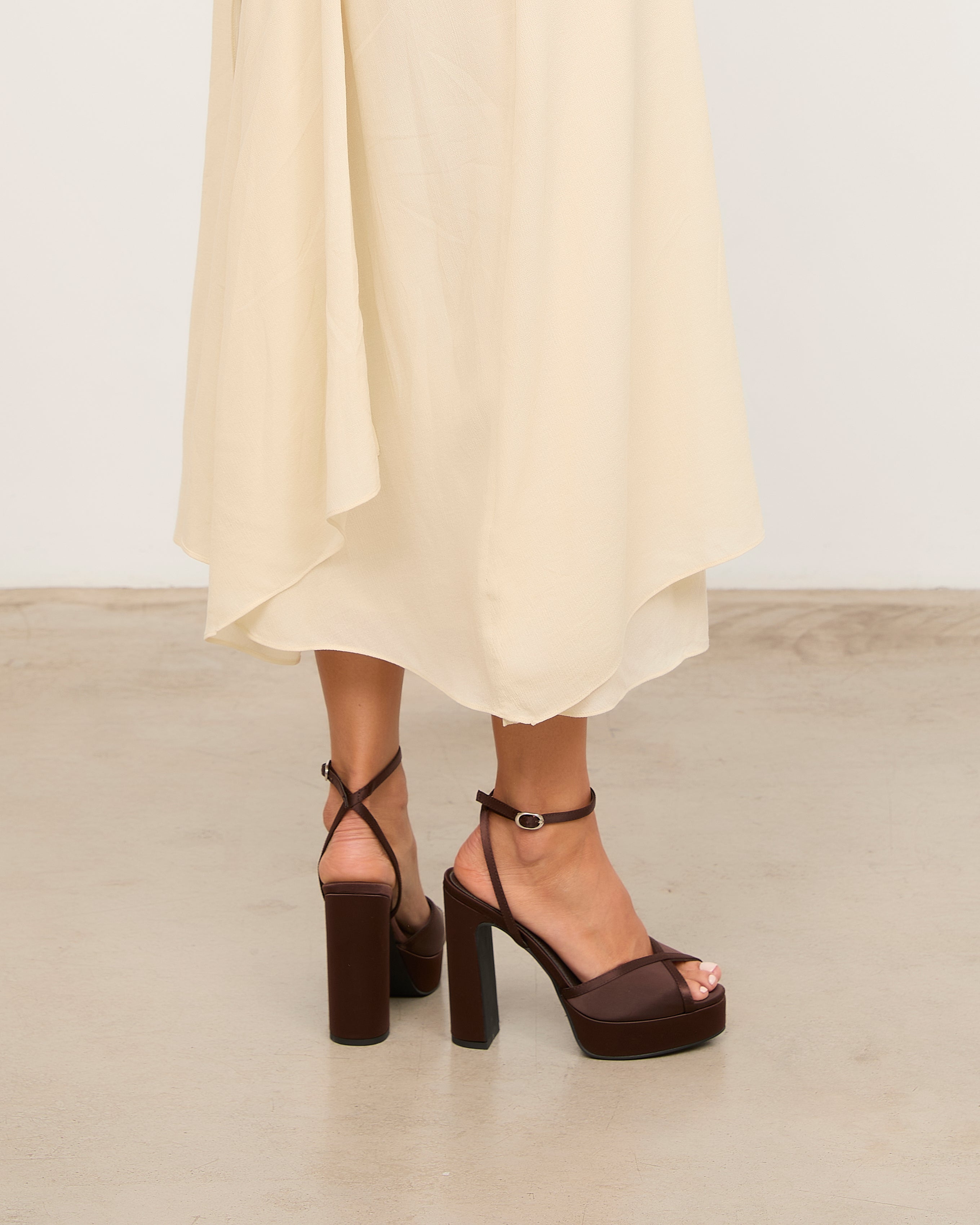 MIM Sandalia de tacón OCLA CHOCOLATE SATIN