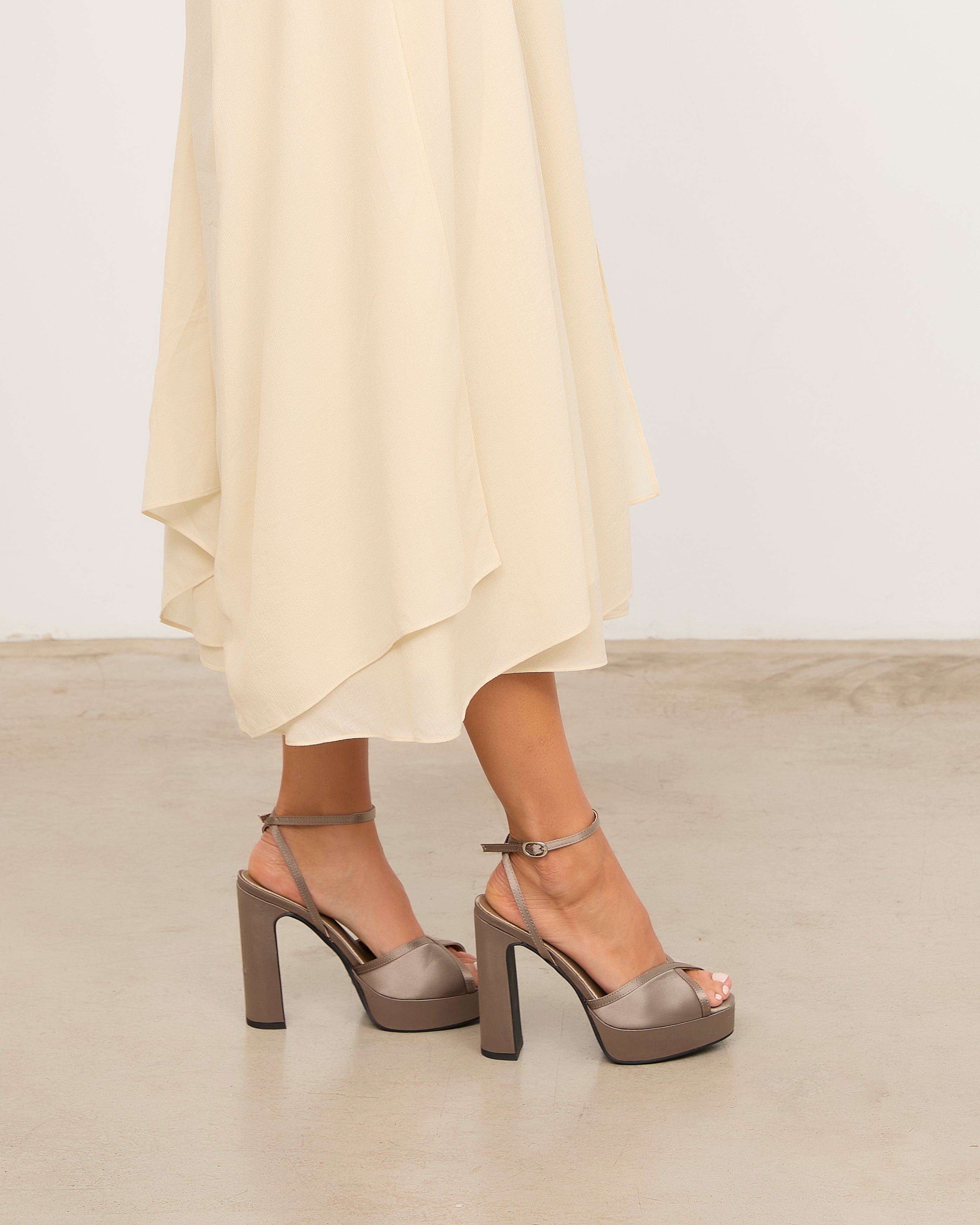 MIM Sandalia de tacón OCLA GRIS SATIN