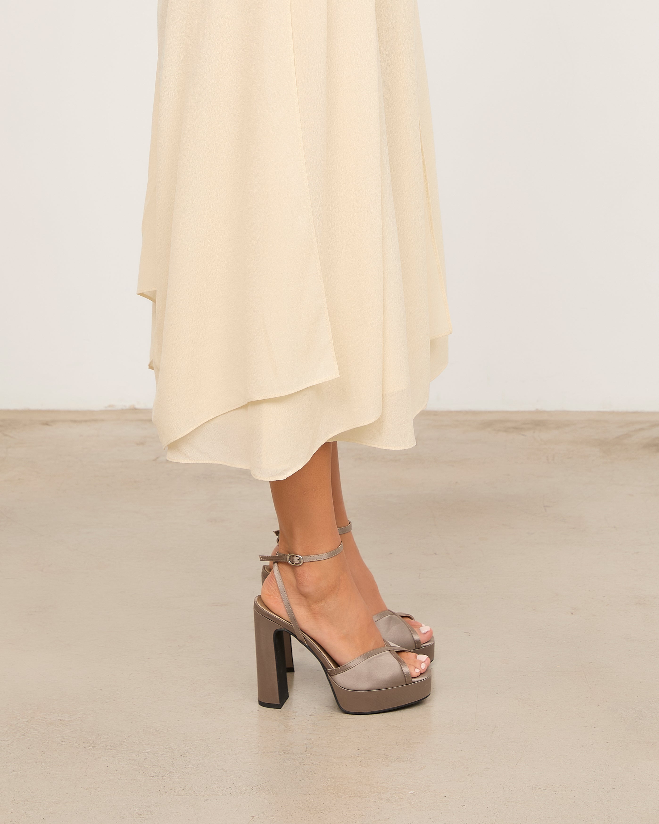 MIM Sandalia de tacón OCLA GRIS SATIN