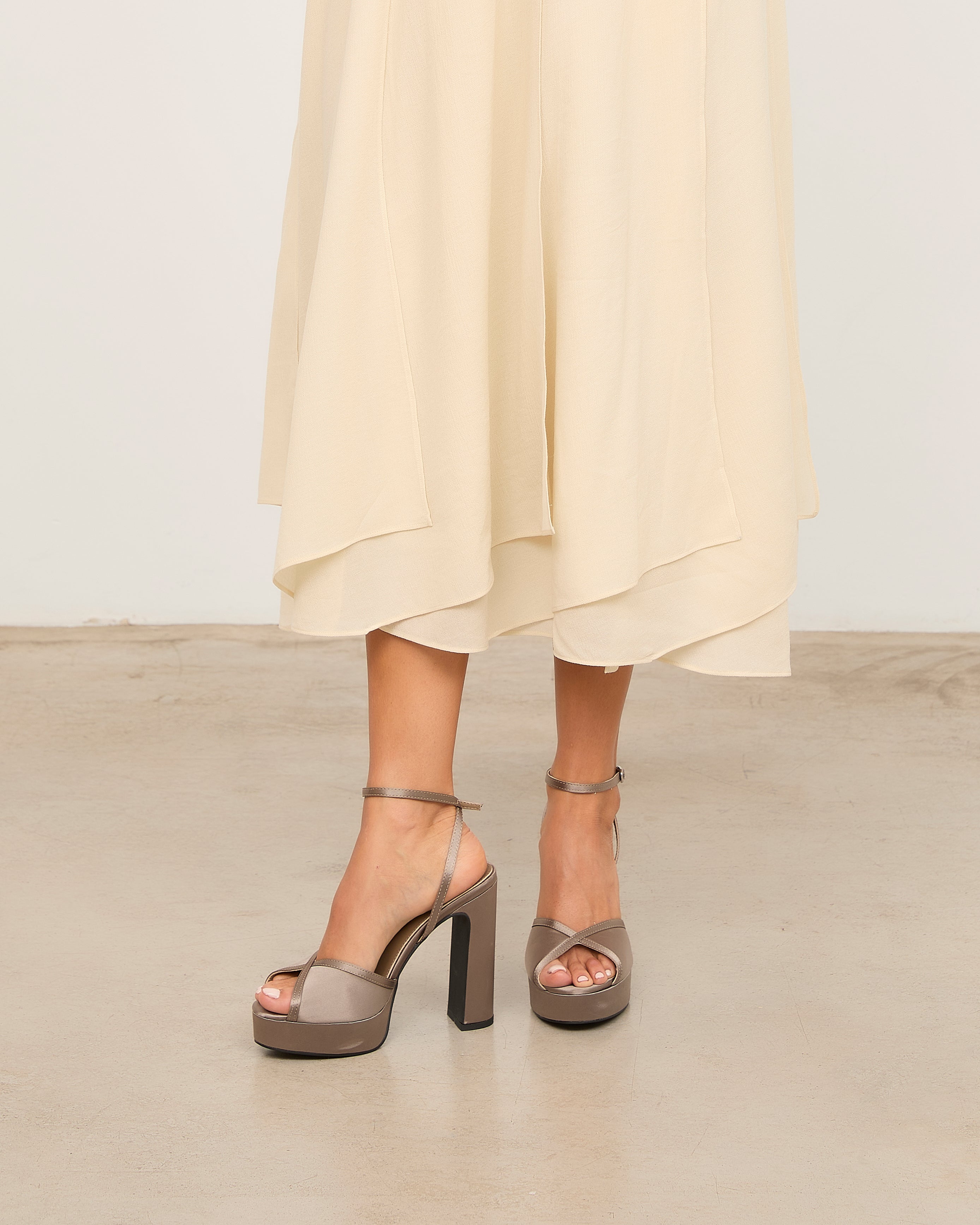 MIM Sandalia de tacón OCLA GRIS SATIN