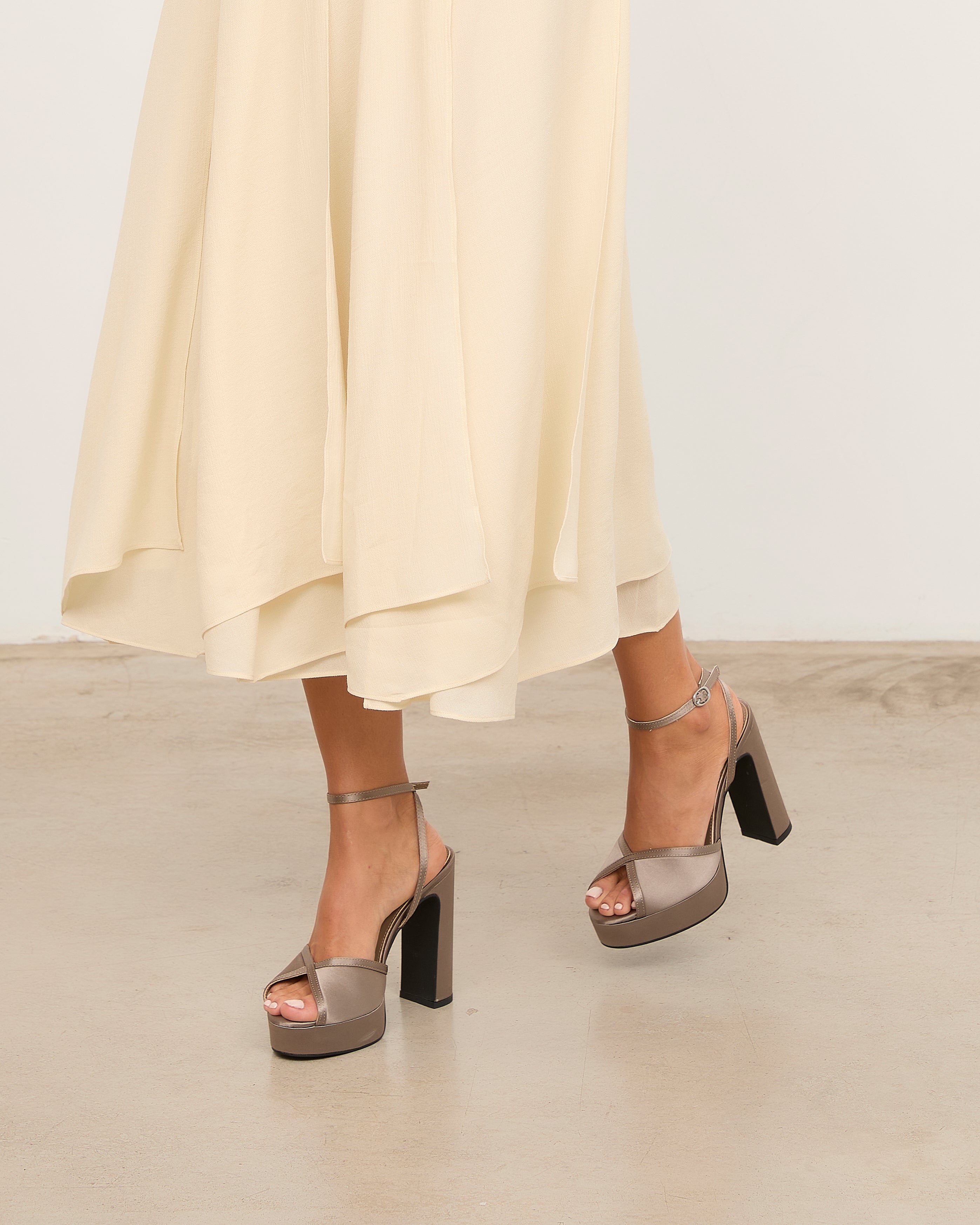 MIM Sandalia de tacón OCLA GRIS SATIN