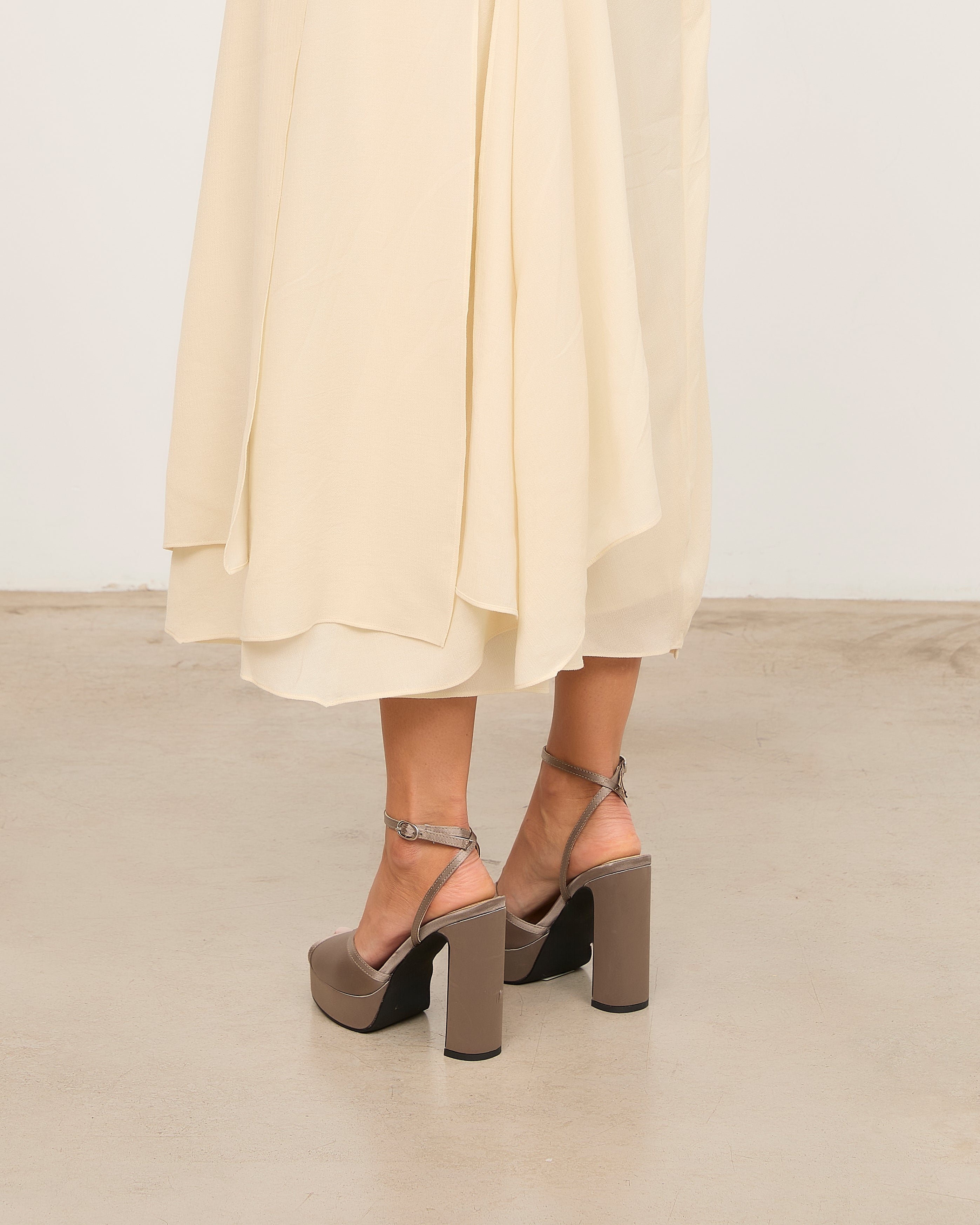 MIM Sandalia de tacón OCLA GRIS SATIN