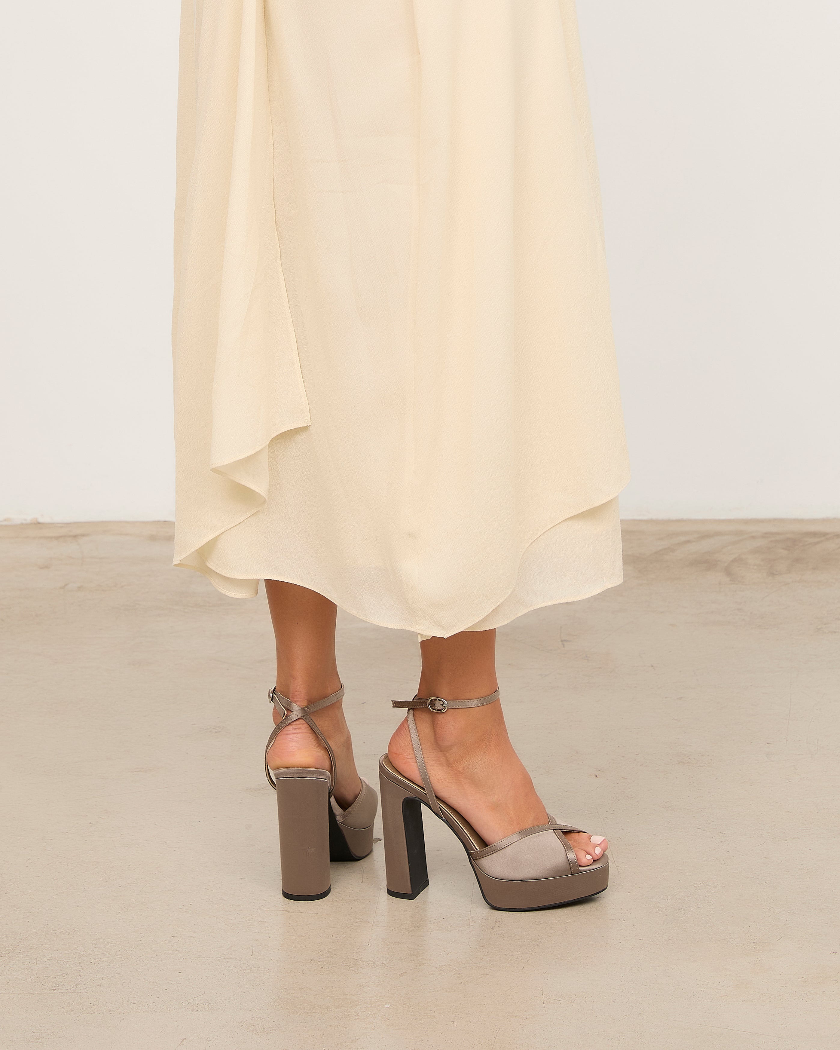 MIM Sandalia de tacón OCLA GRIS SATIN