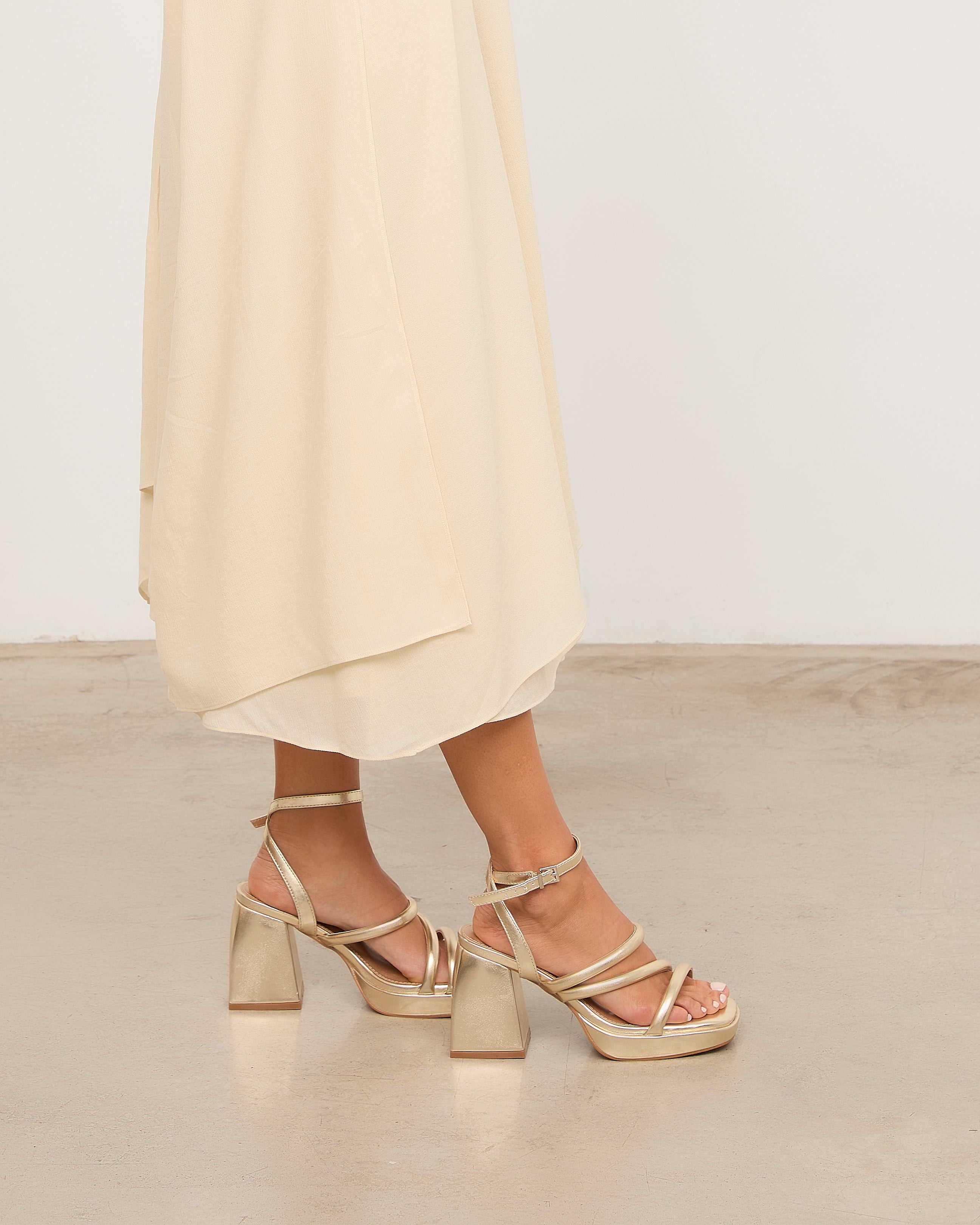 MIM Sandalia de tacón SKY DORADO