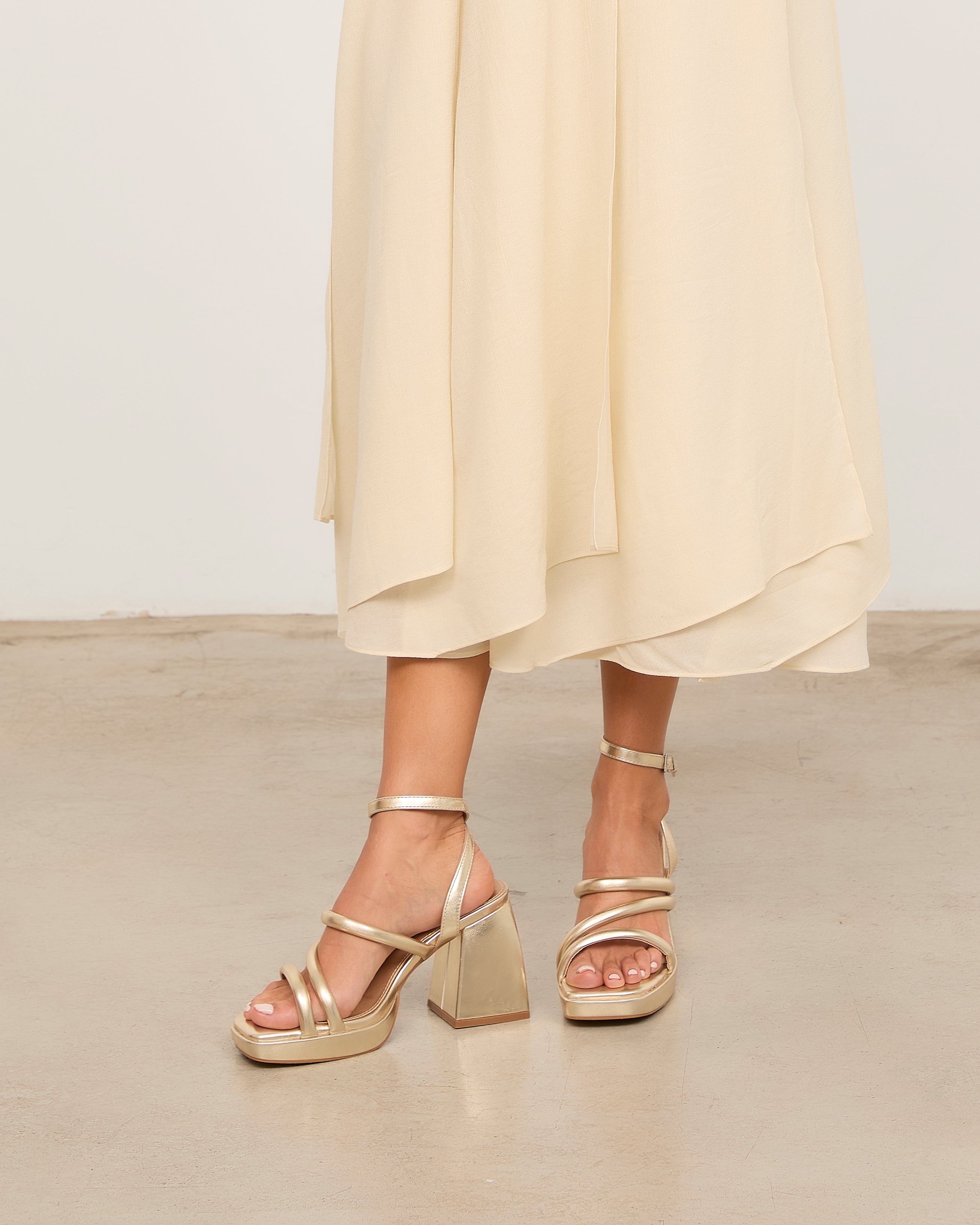MIM Sandalia de tacón SKY DORADO