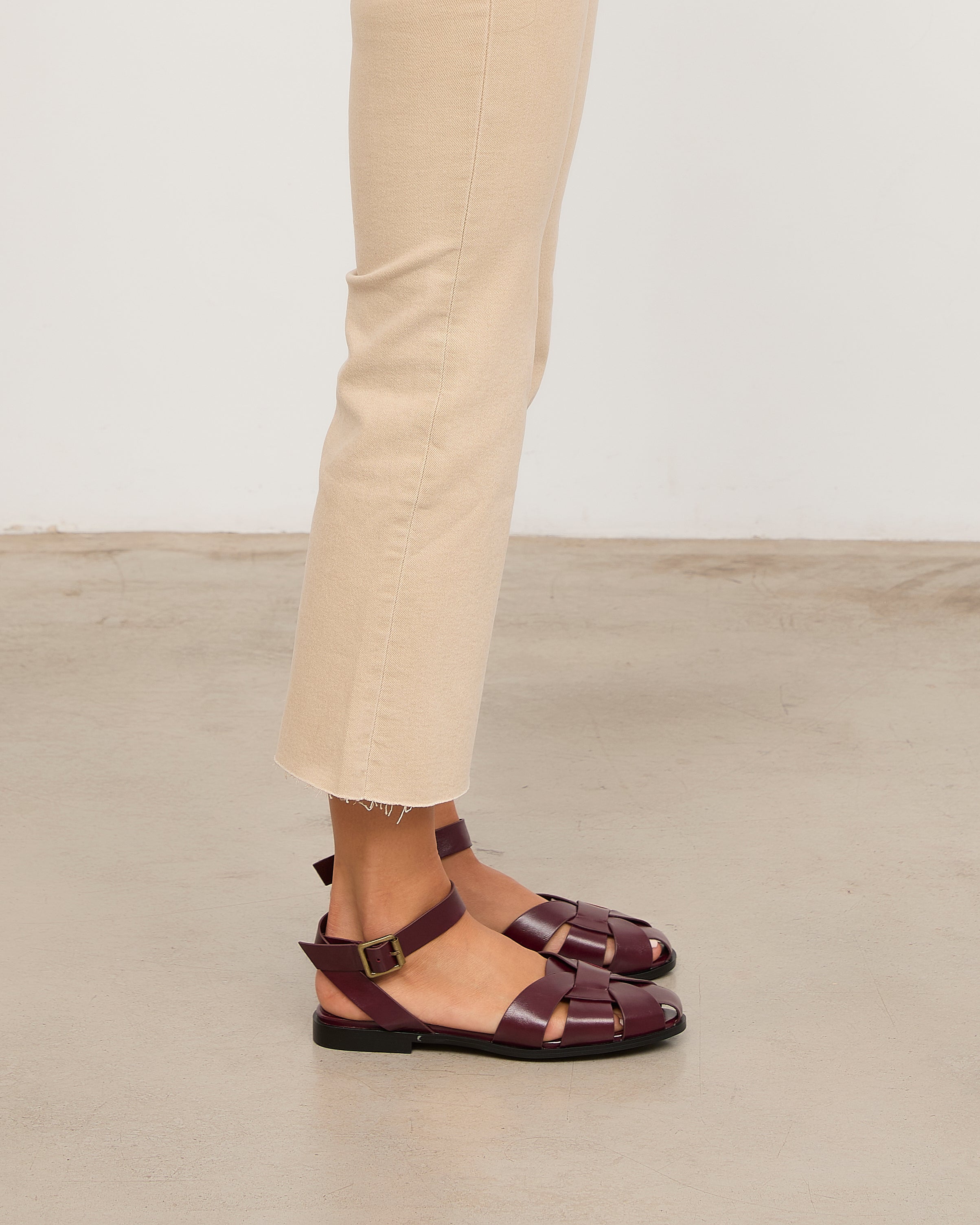 MIM Sandalia plana ODD BURDEOS