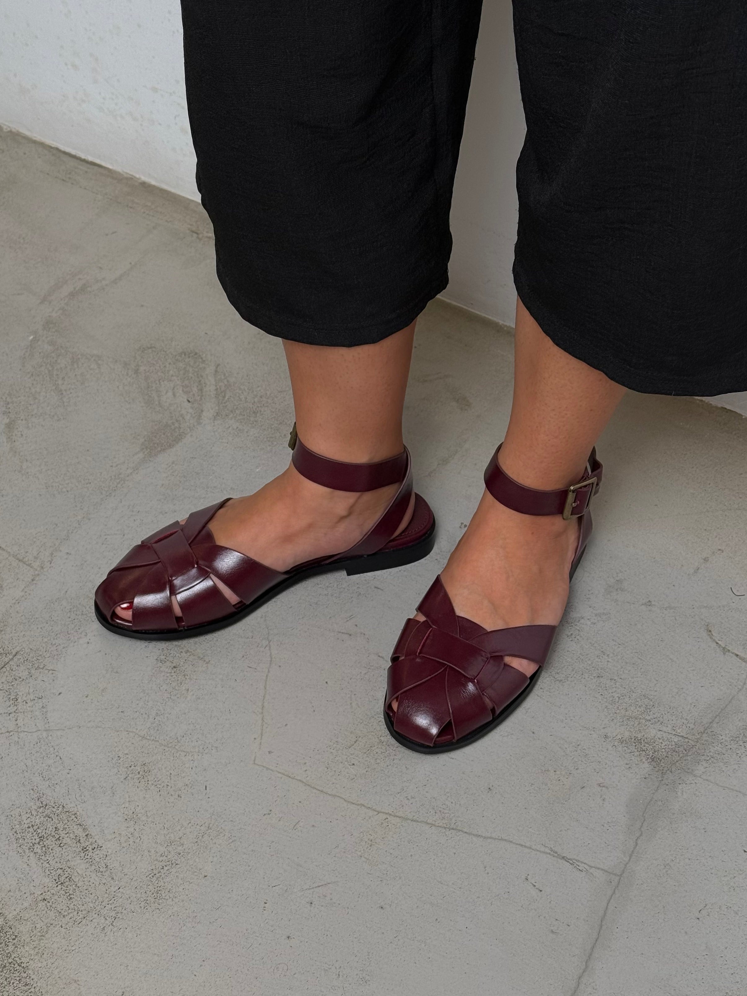 MIM Sandalia plana ODD BURDEOS